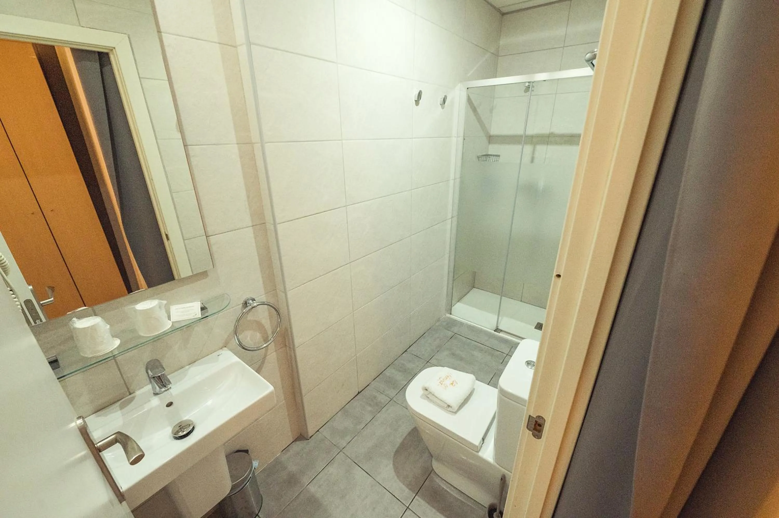 Bathroom in Hostal Live Natura Barcelona