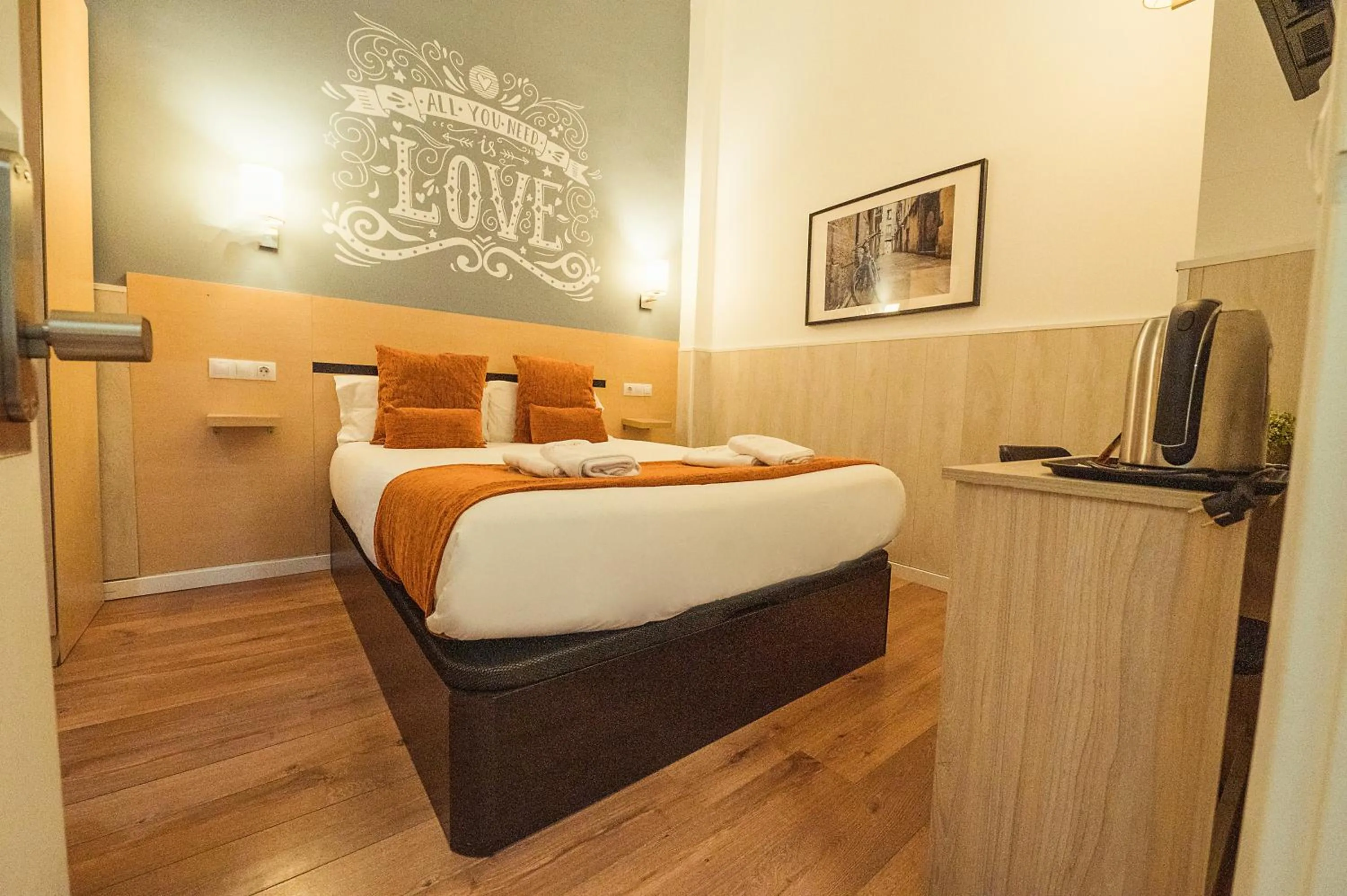 Inner courtyard view, Bed in Hostal Live Natura Barcelona