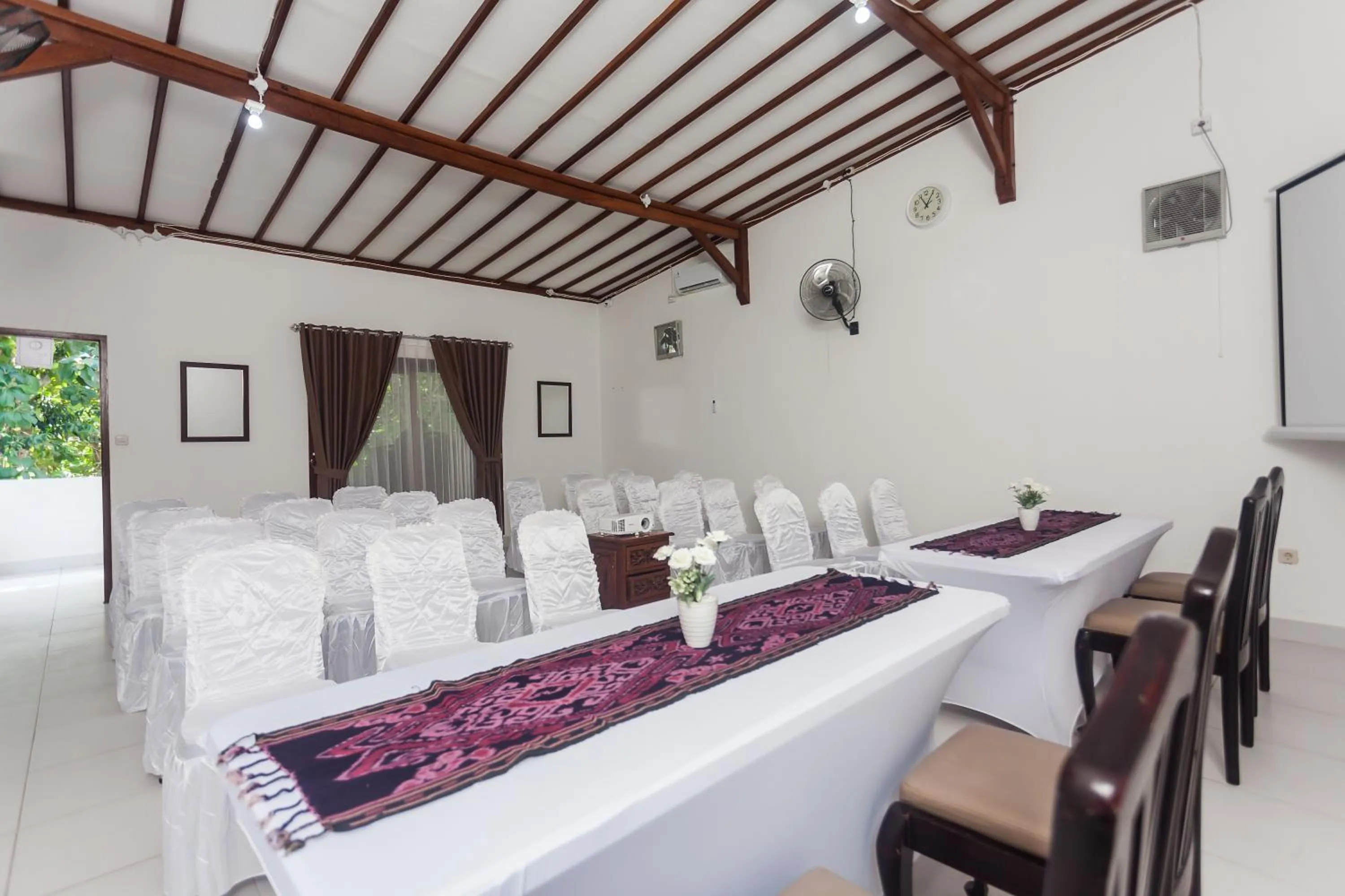 Meeting/conference room, Bed in Kesari Glory Nusa Penida by GenuineHost