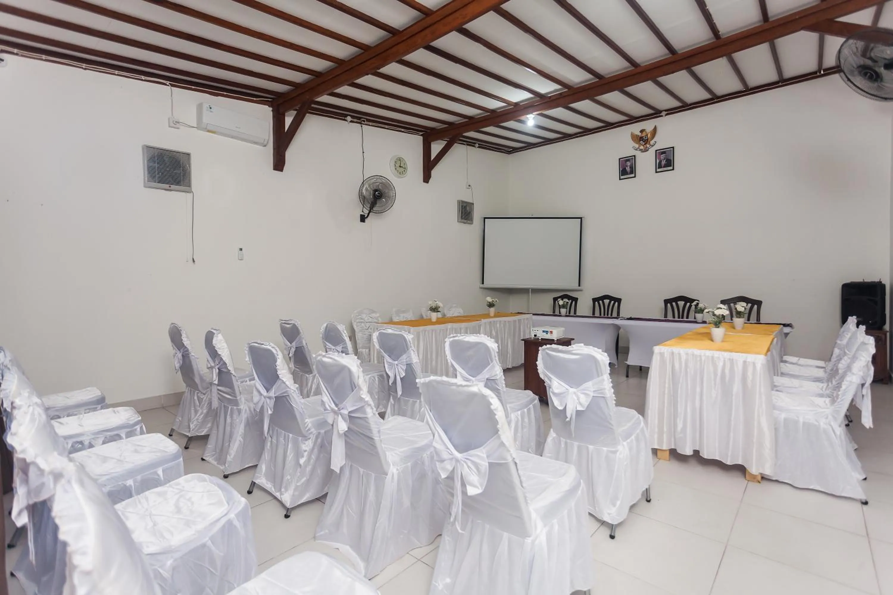 Meeting/conference room in Kesari Glory Nusa Penida by GenuineHost