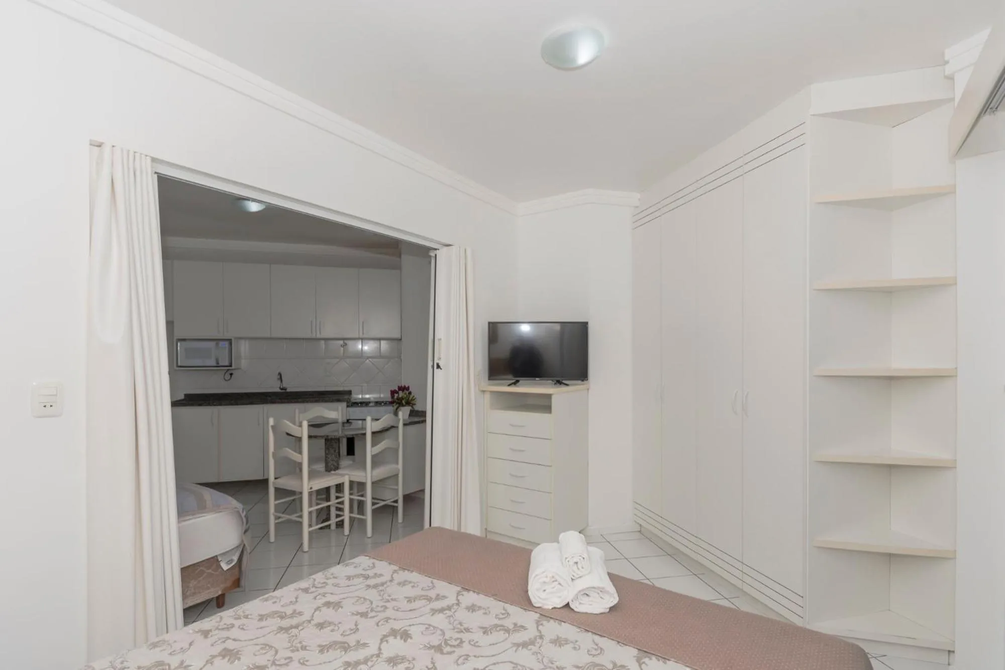 Kitchen or kitchenette, Bed in Bombinhas Tourist Apart