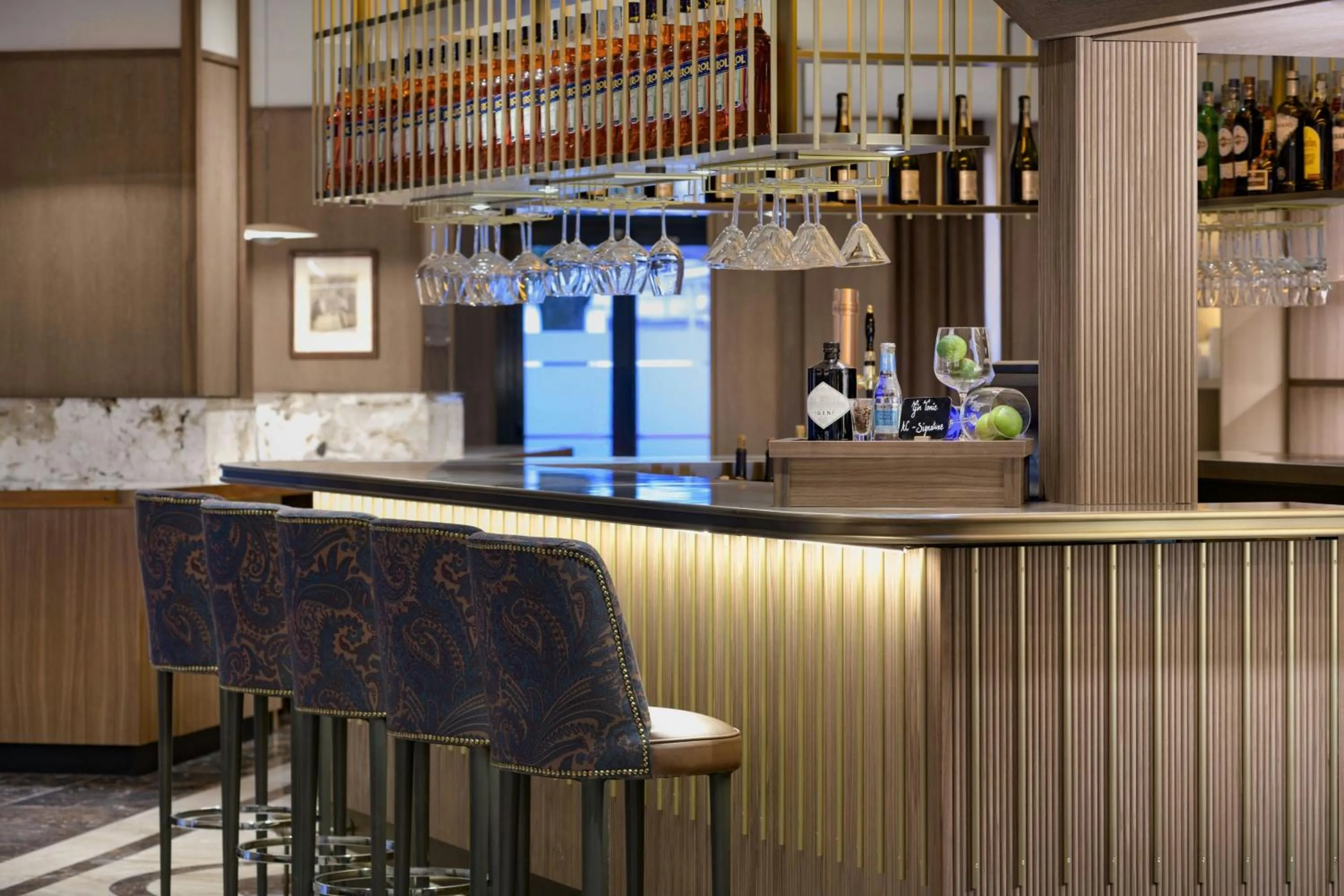 Lounge or bar in AC Hotel Milano by Marriott