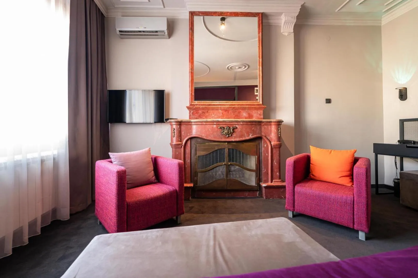 Living room, Bed in ArtLoft Garni Hotel