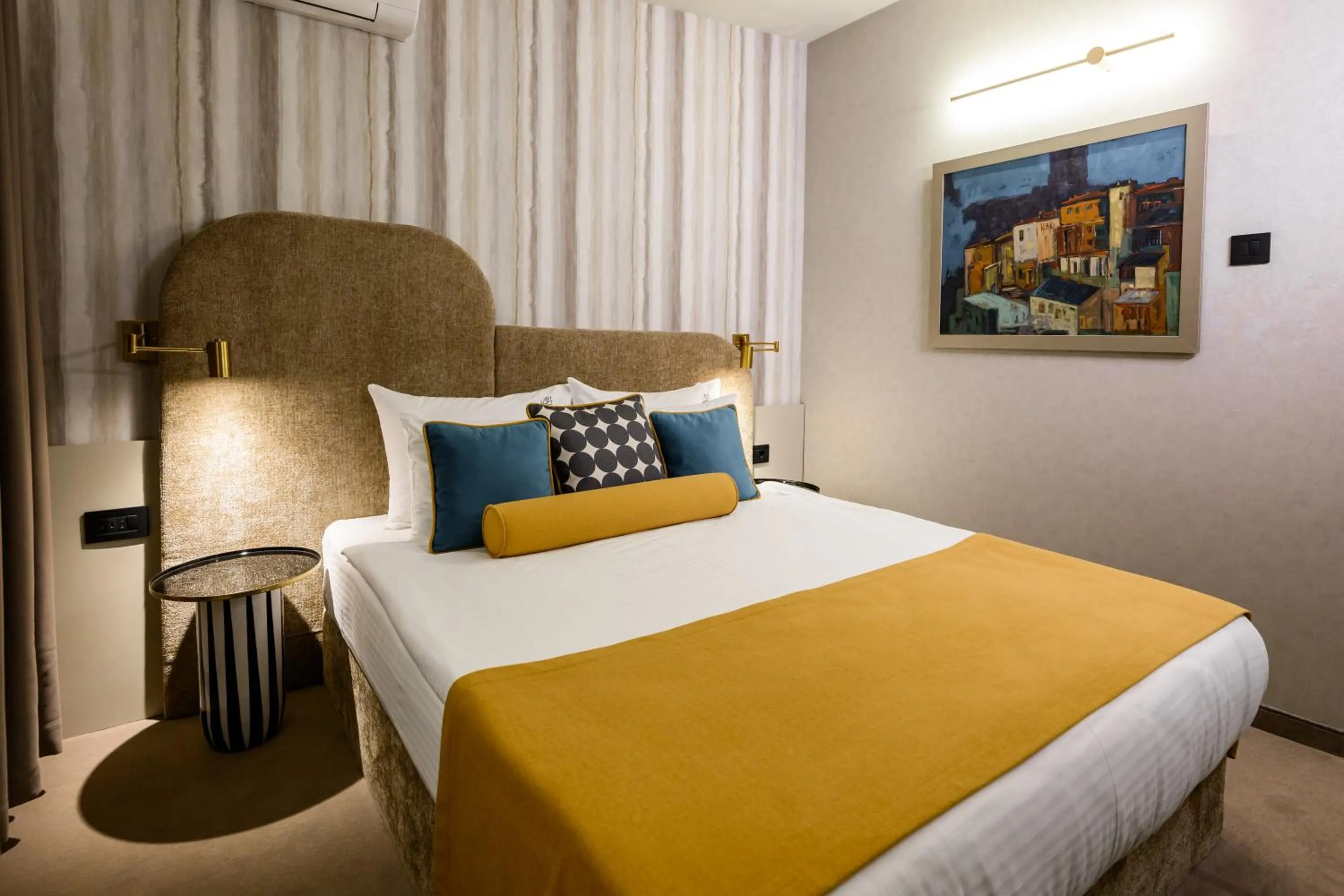 Bed in ArtLoft Garni Hotel