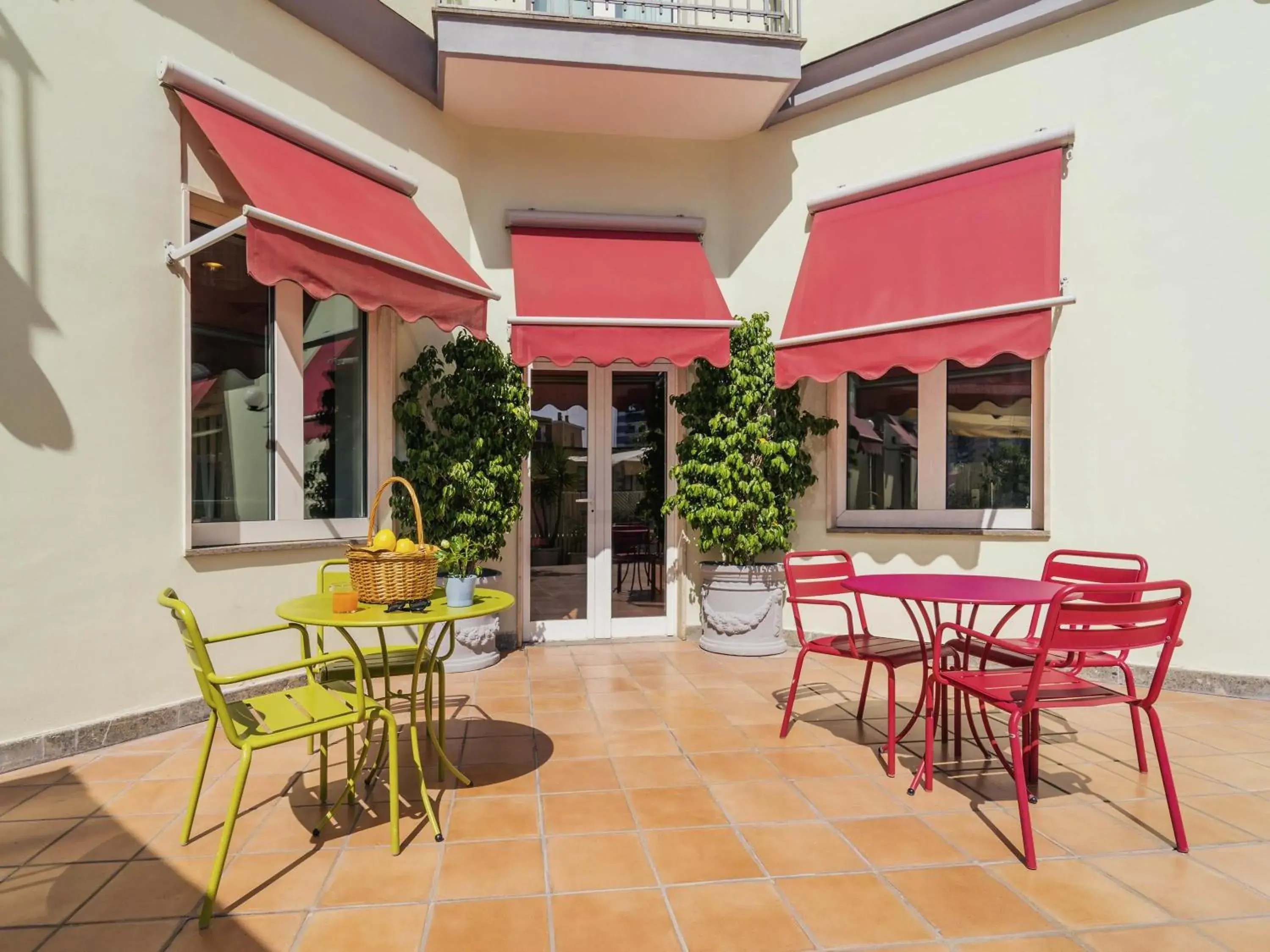 Lounge or bar in Ibis Styles Napoli Garibaldi Lounge or bar in Ibis Styles Napoli Garibaldi