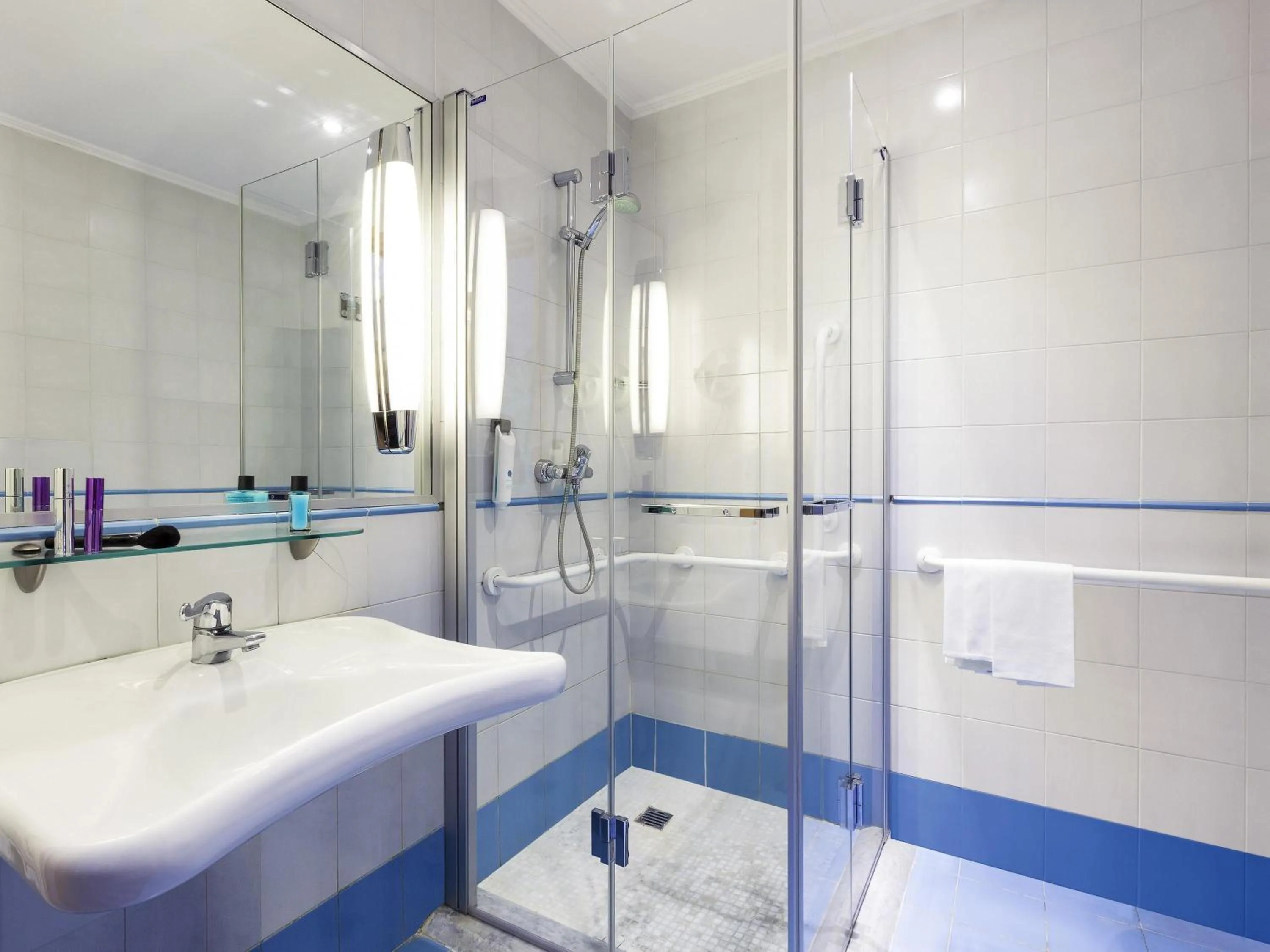 Bedroom in Ibis Styles Napoli Garibaldi