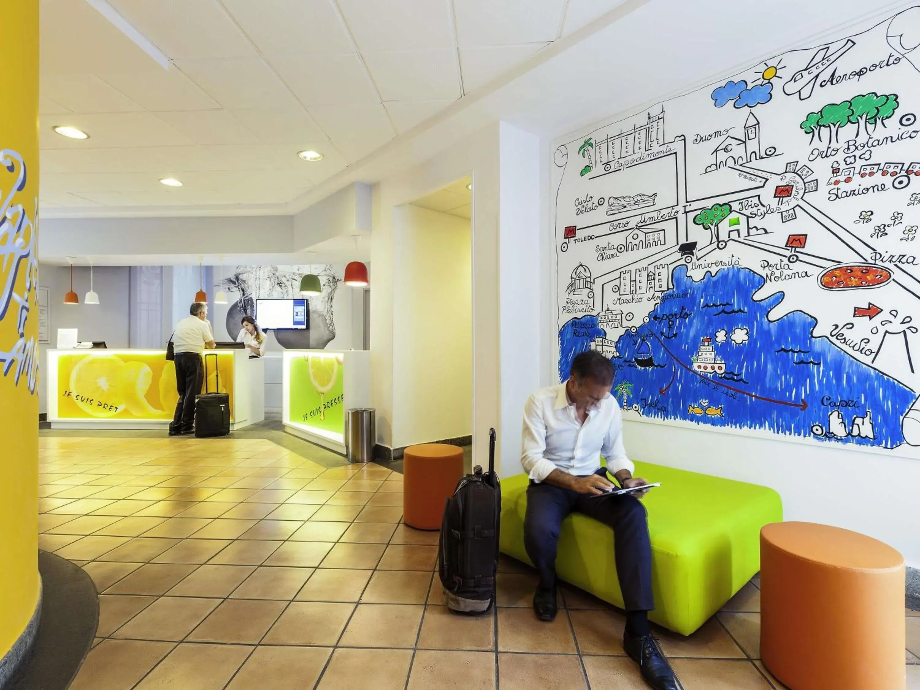 Lounge or bar in Ibis Styles Napoli Garibaldi Lounge or bar in Ibis Styles Napoli Garibaldi