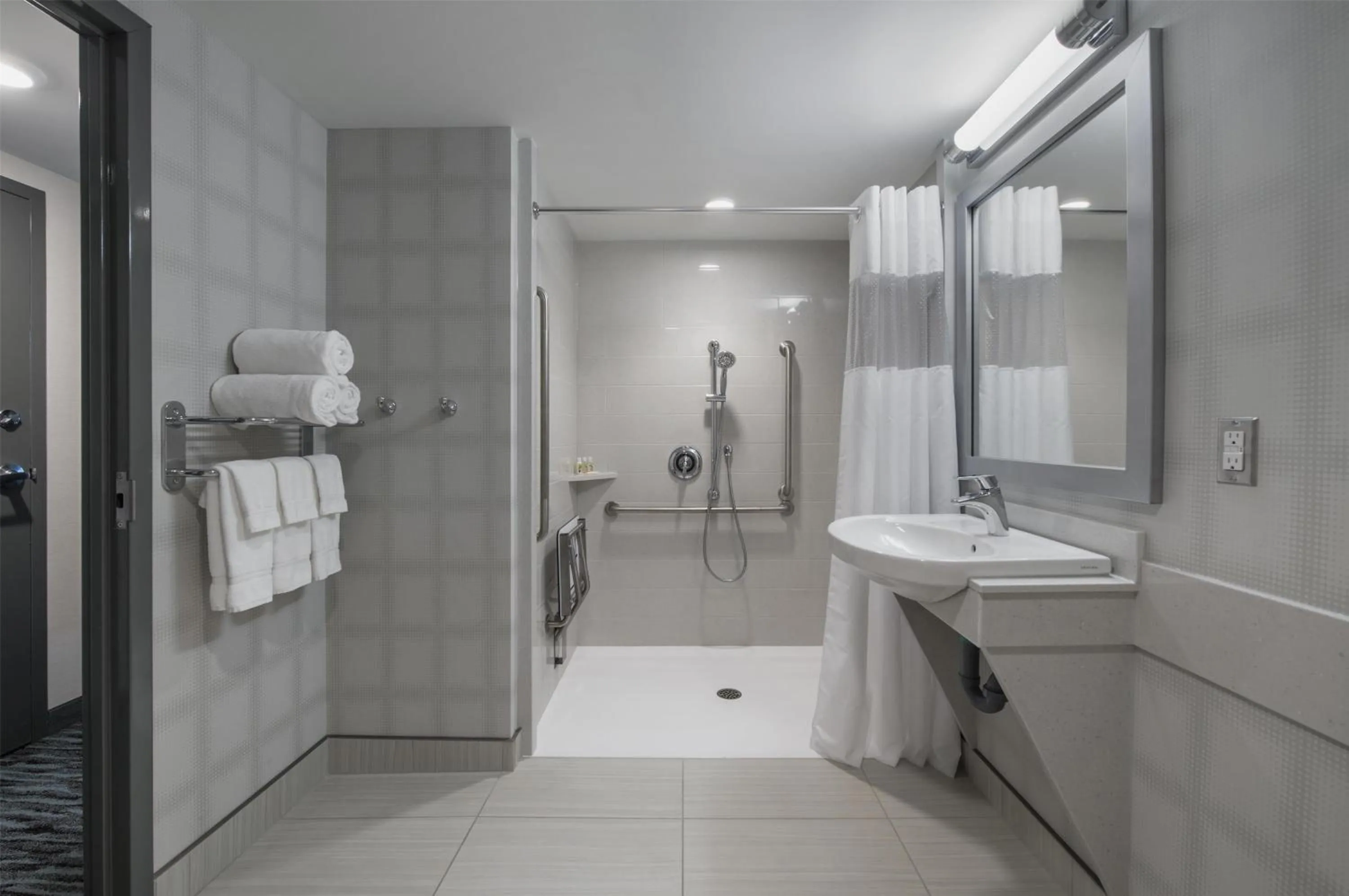 Bathroom in Birchwood Inn, BW Premier Collection