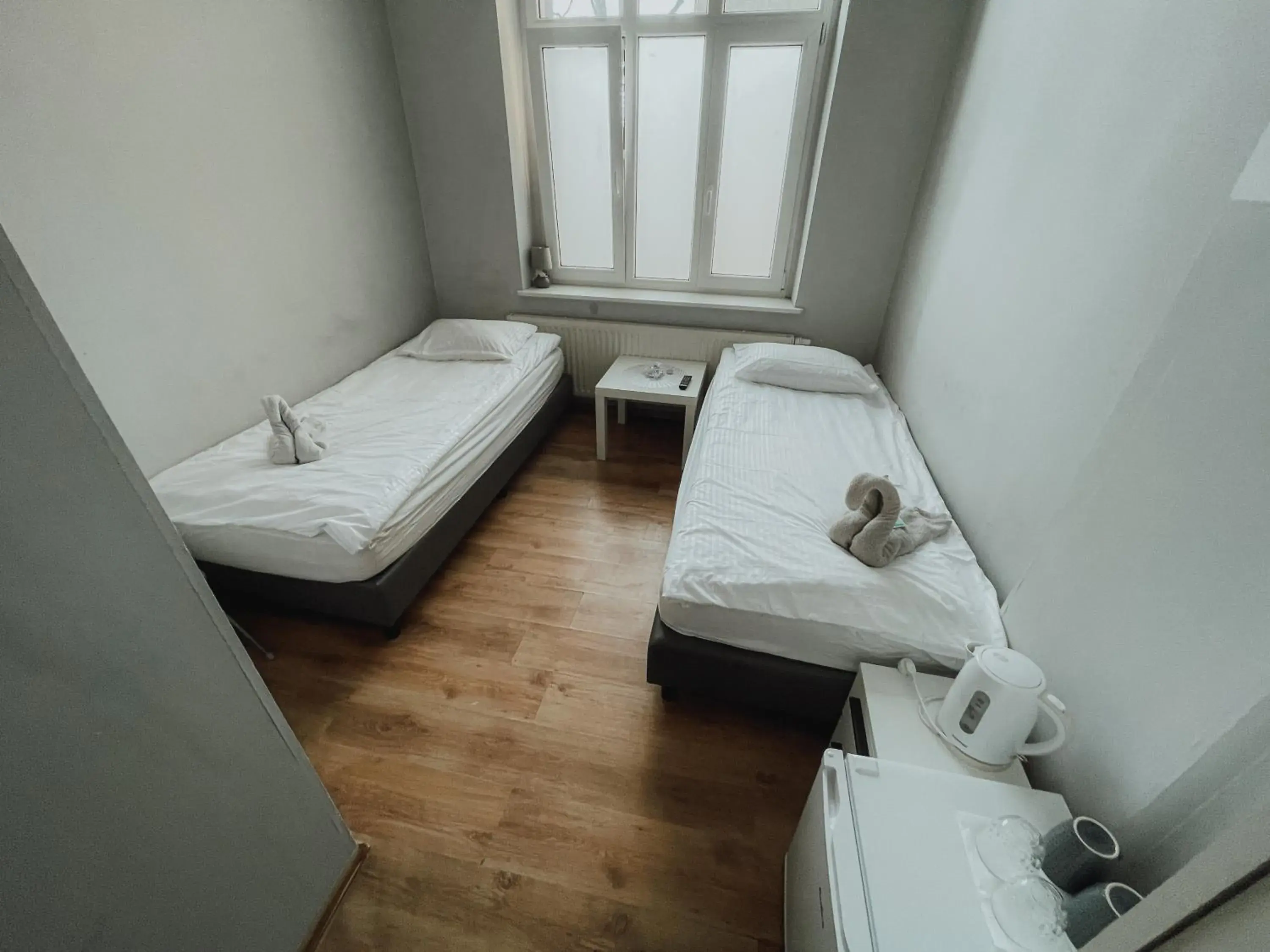 Economy Twin Room - railway track view in Central Sopot Economy Twin Room - railway track view in Central Sopot