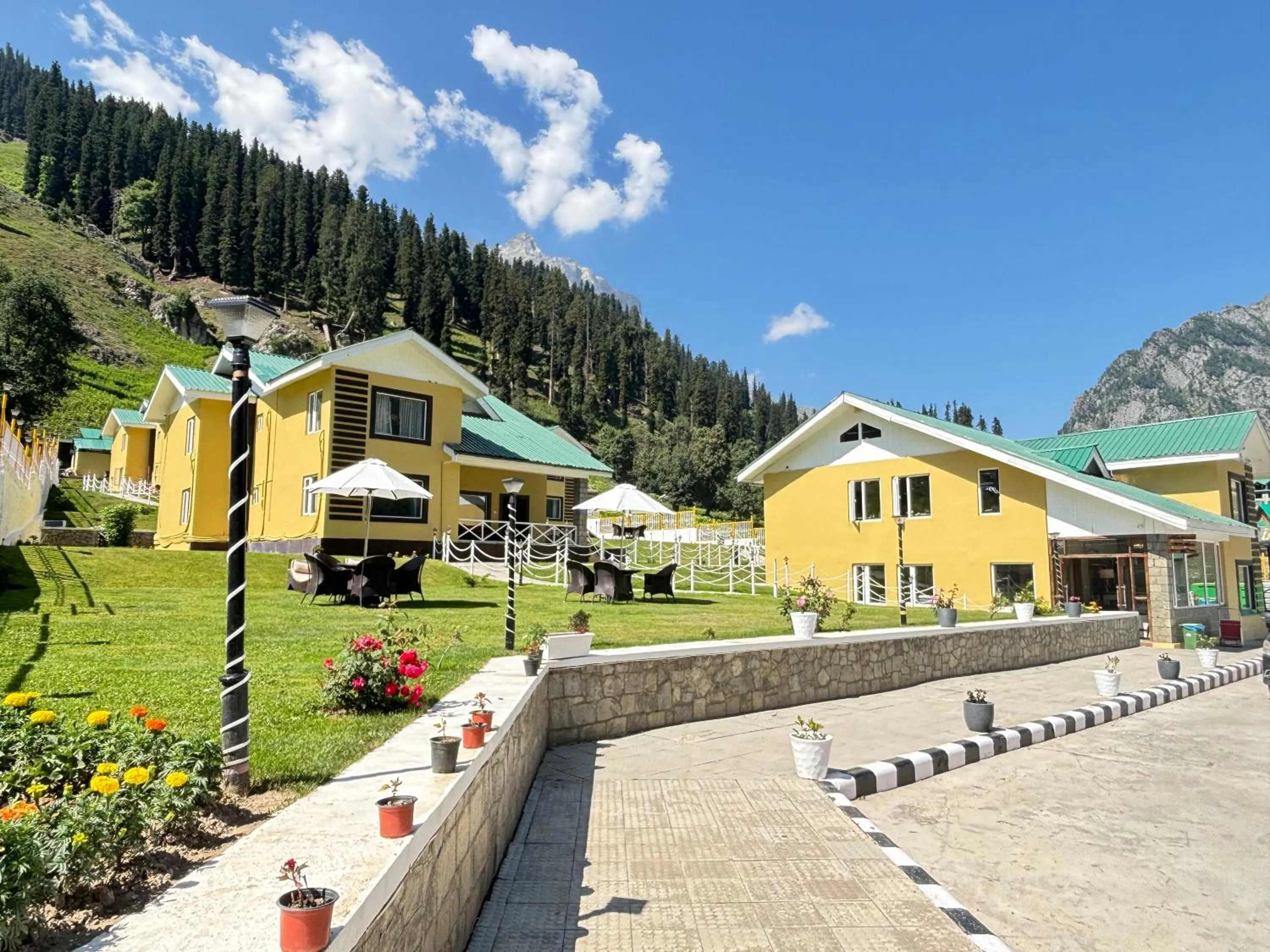 Property building in Arco Hotels & Resorts sonamarg