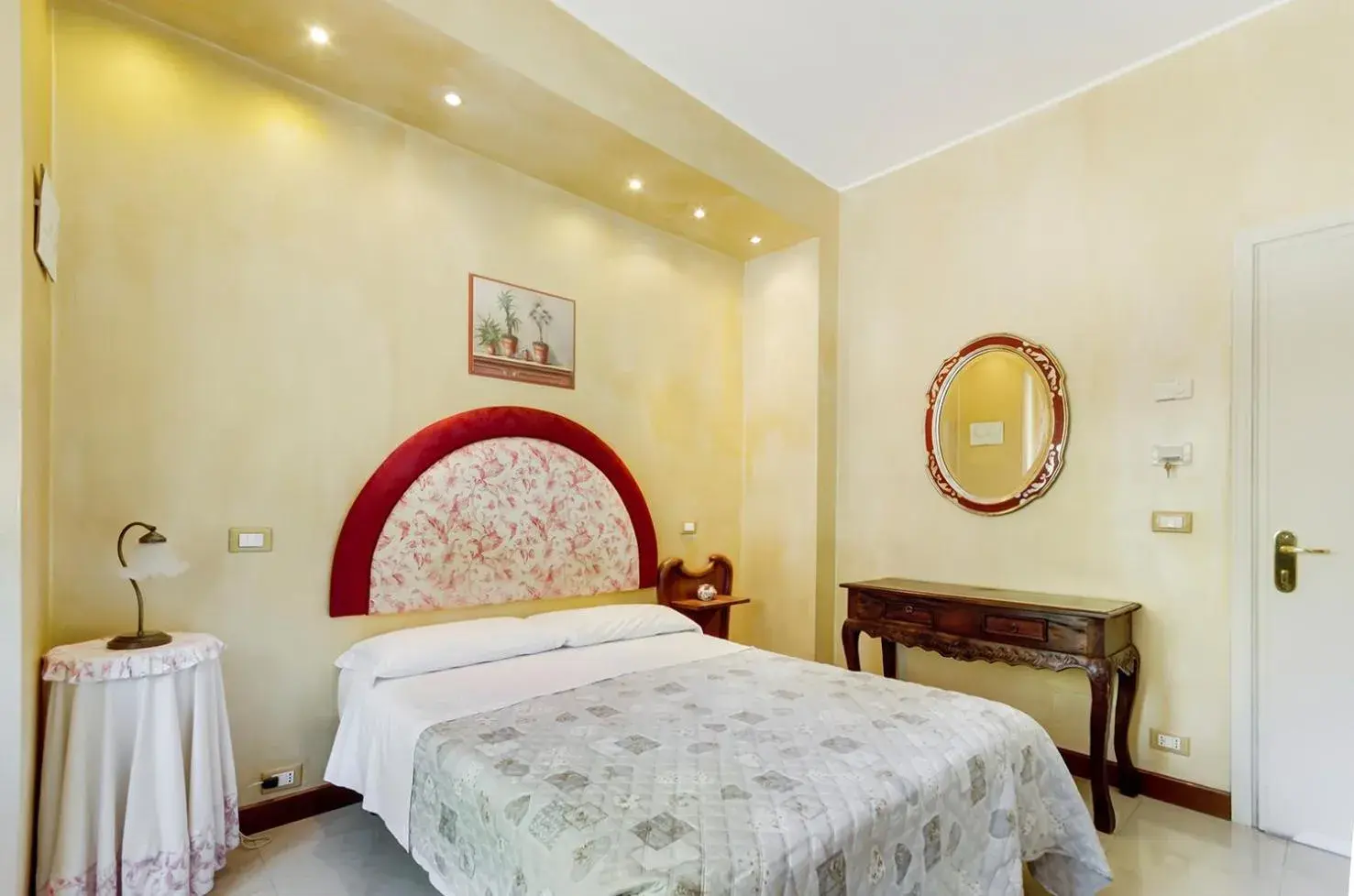 Photo of the whole room, Bed in Hotel Original Photo of the whole room, Bed in Hotel Original