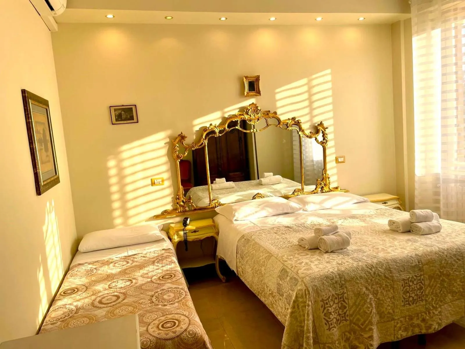 Photo of the whole room, Bed in Hotel Original