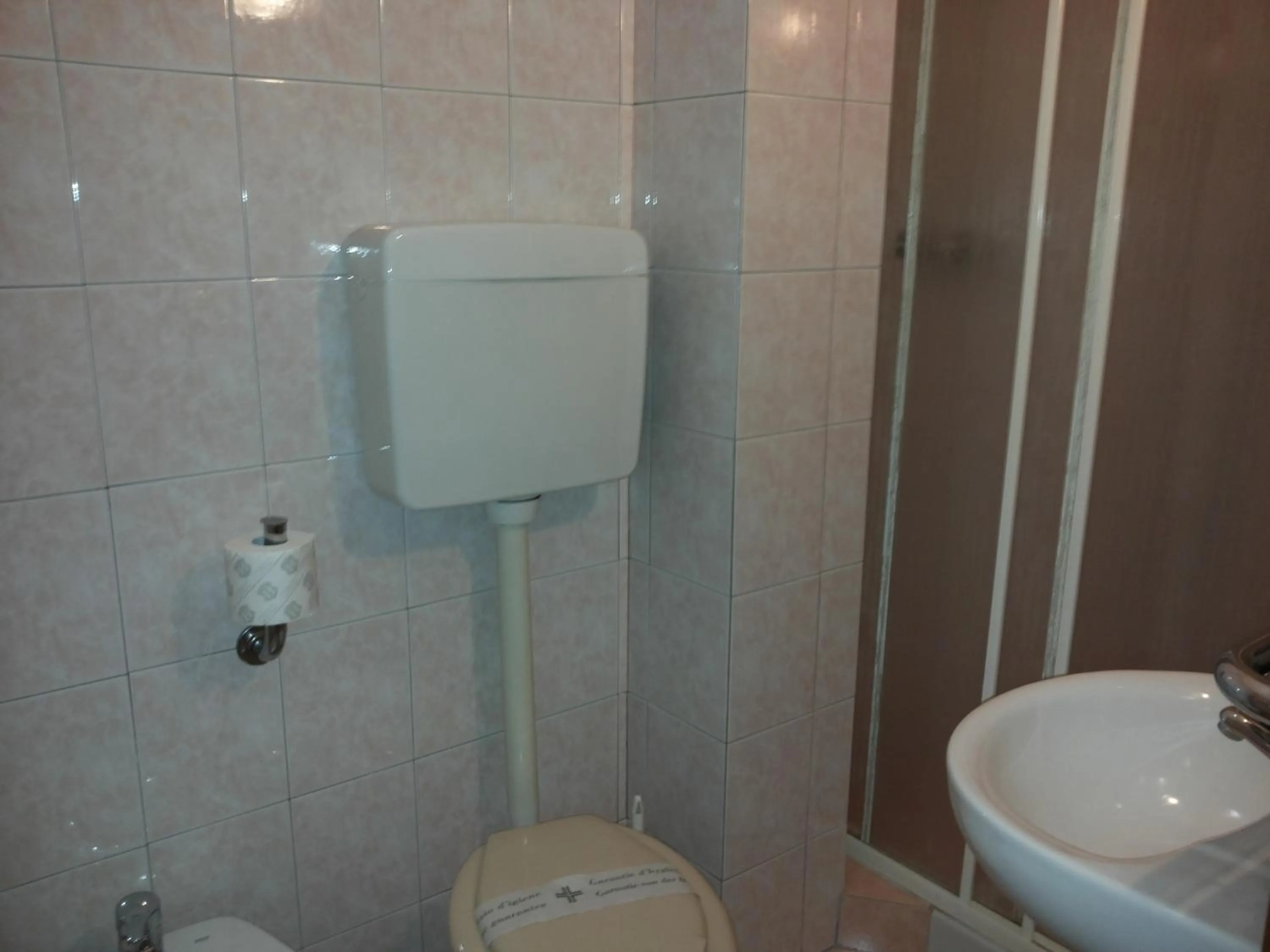 Toilet in Hotel Le Querce
