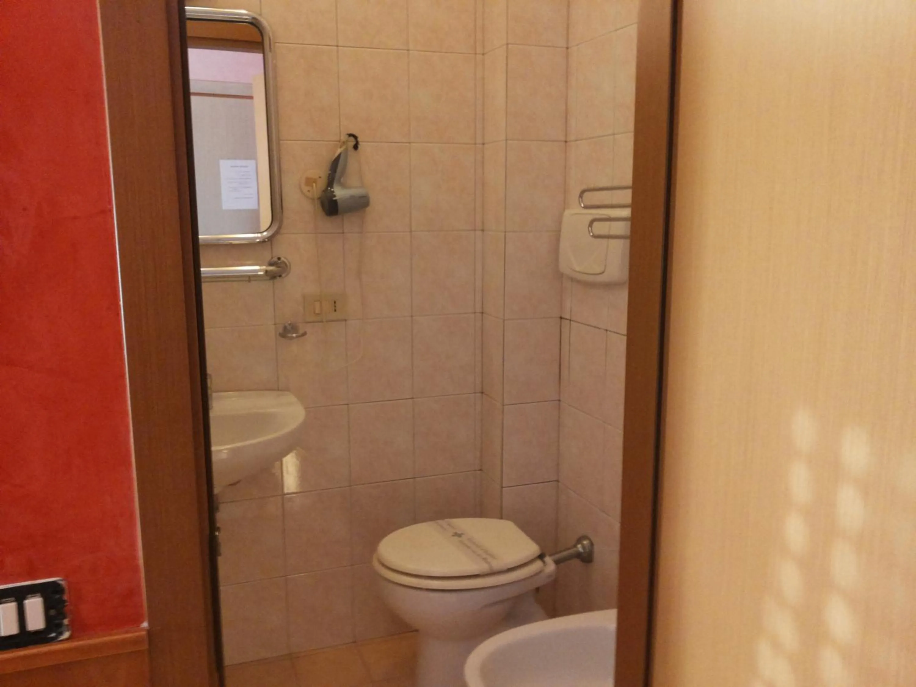 Toilet in Hotel Le Querce