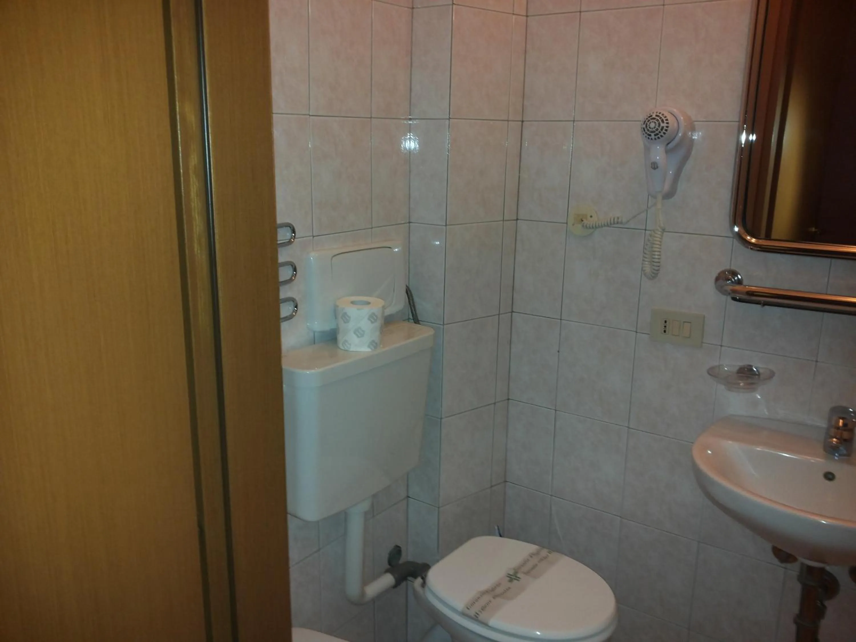 Toilet in Hotel Le Querce