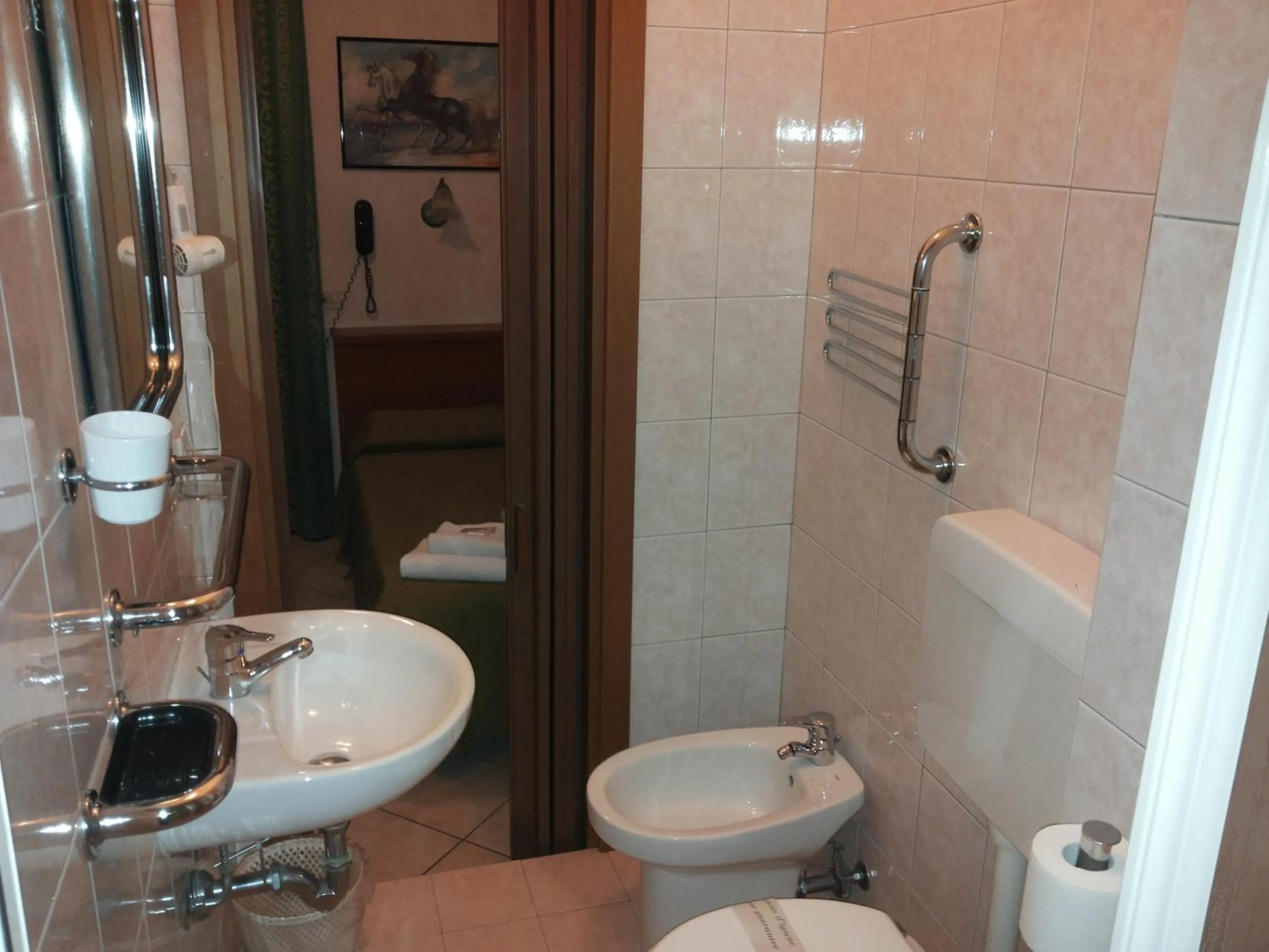 Toilet in Hotel Le Querce