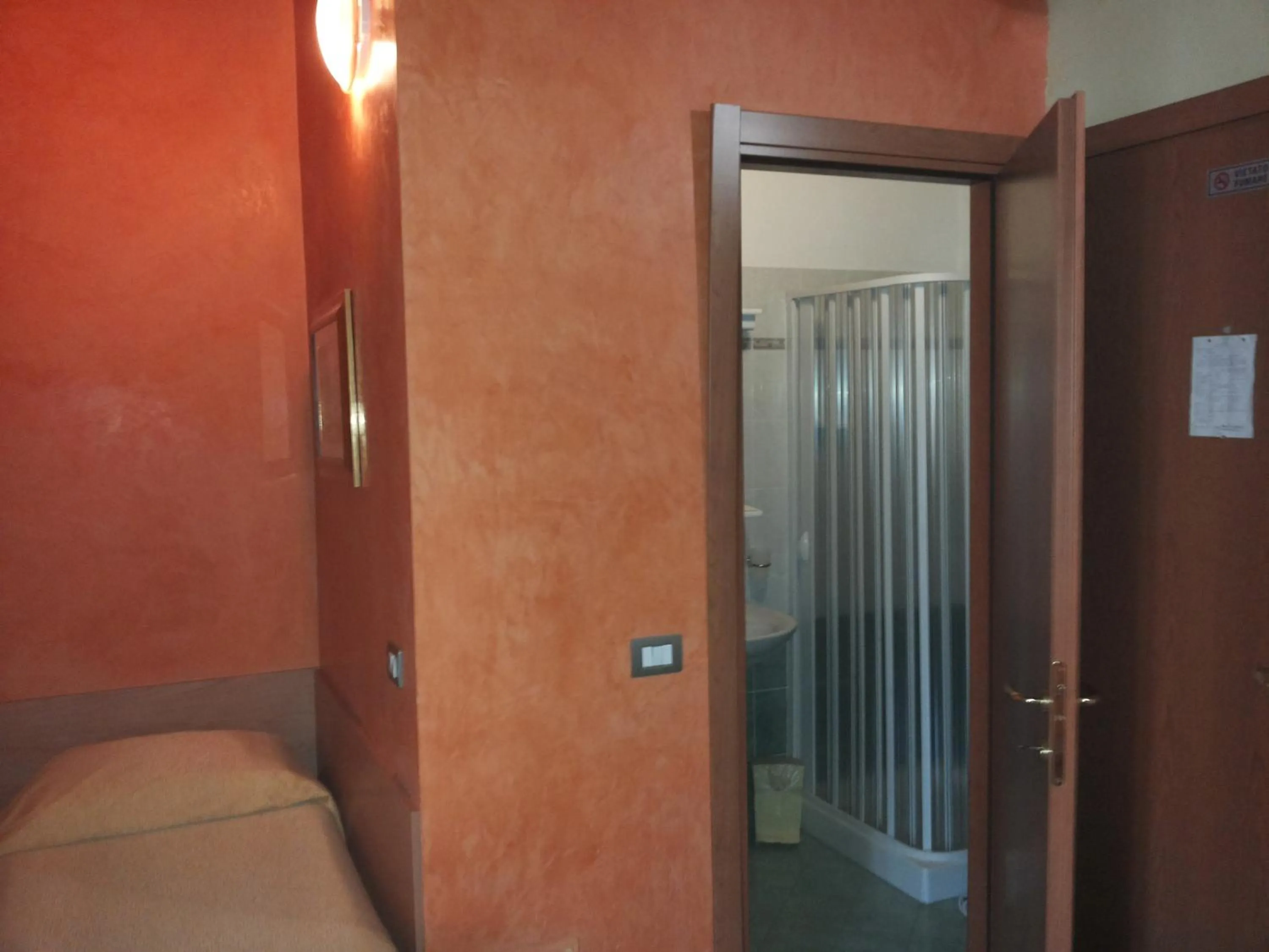 Shower, Bed in Hotel Le Querce