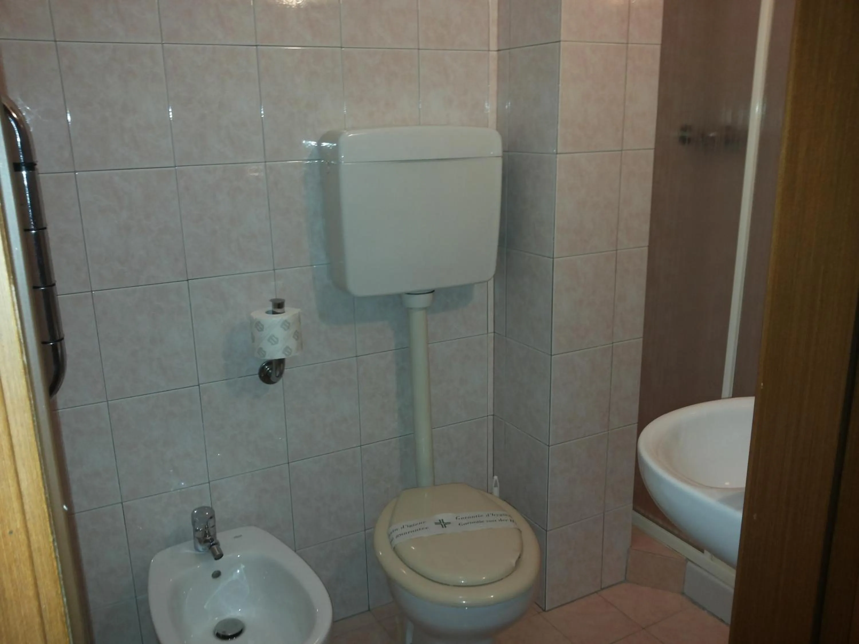Toilet in Hotel Le Querce