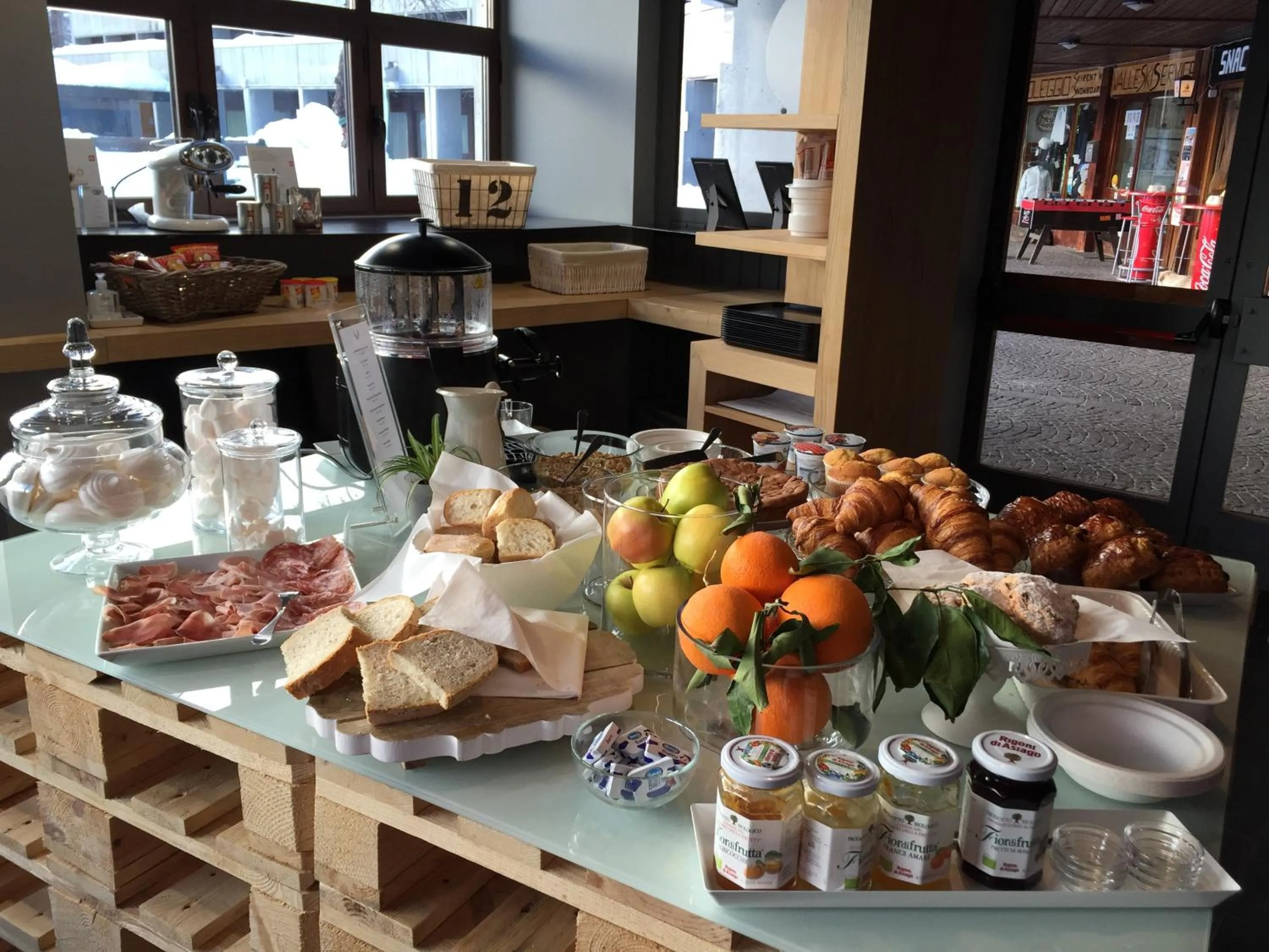 Buffet breakfast in BASE CAMP alpine apartments