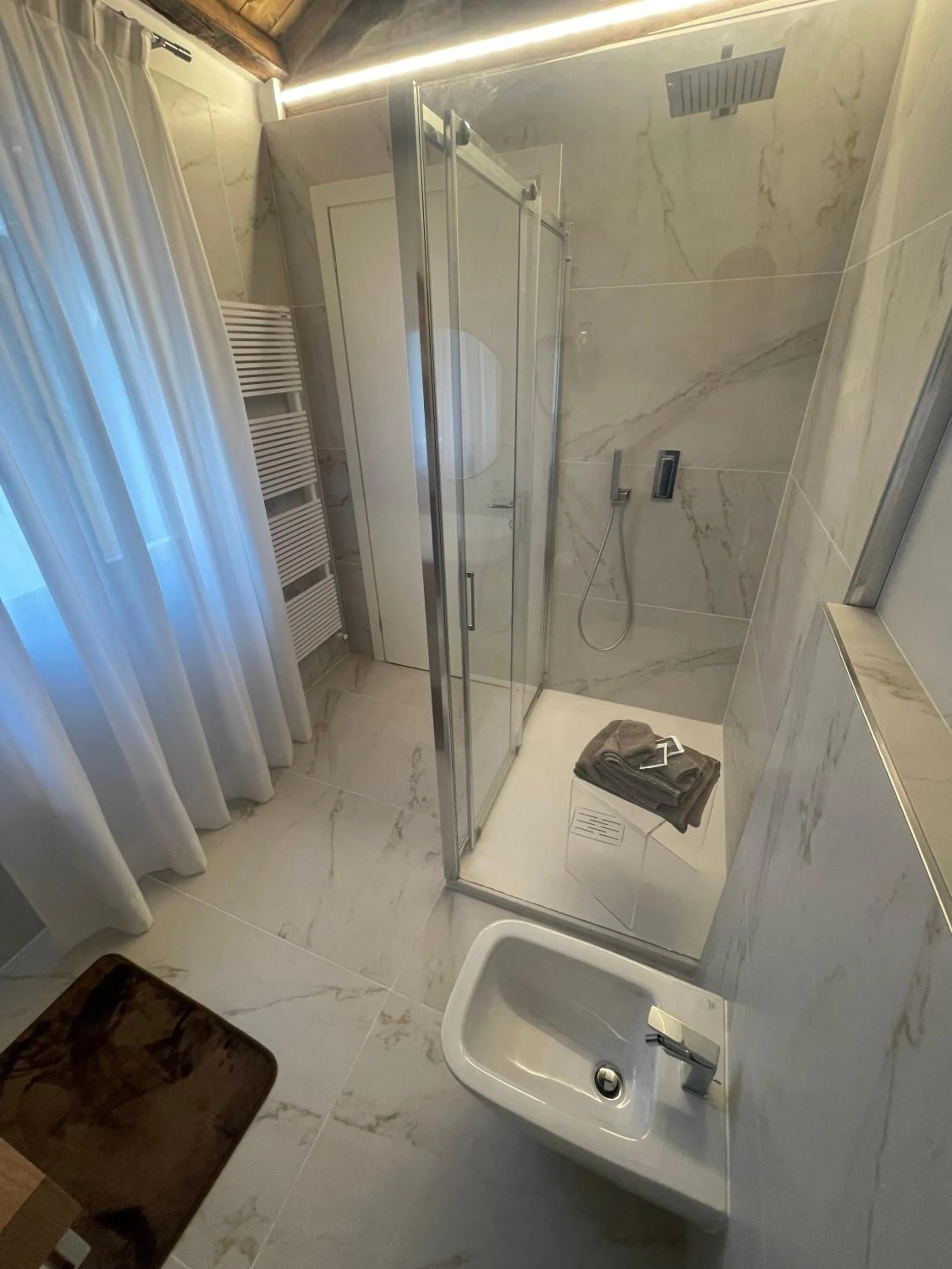 Shower in Albergo Marin