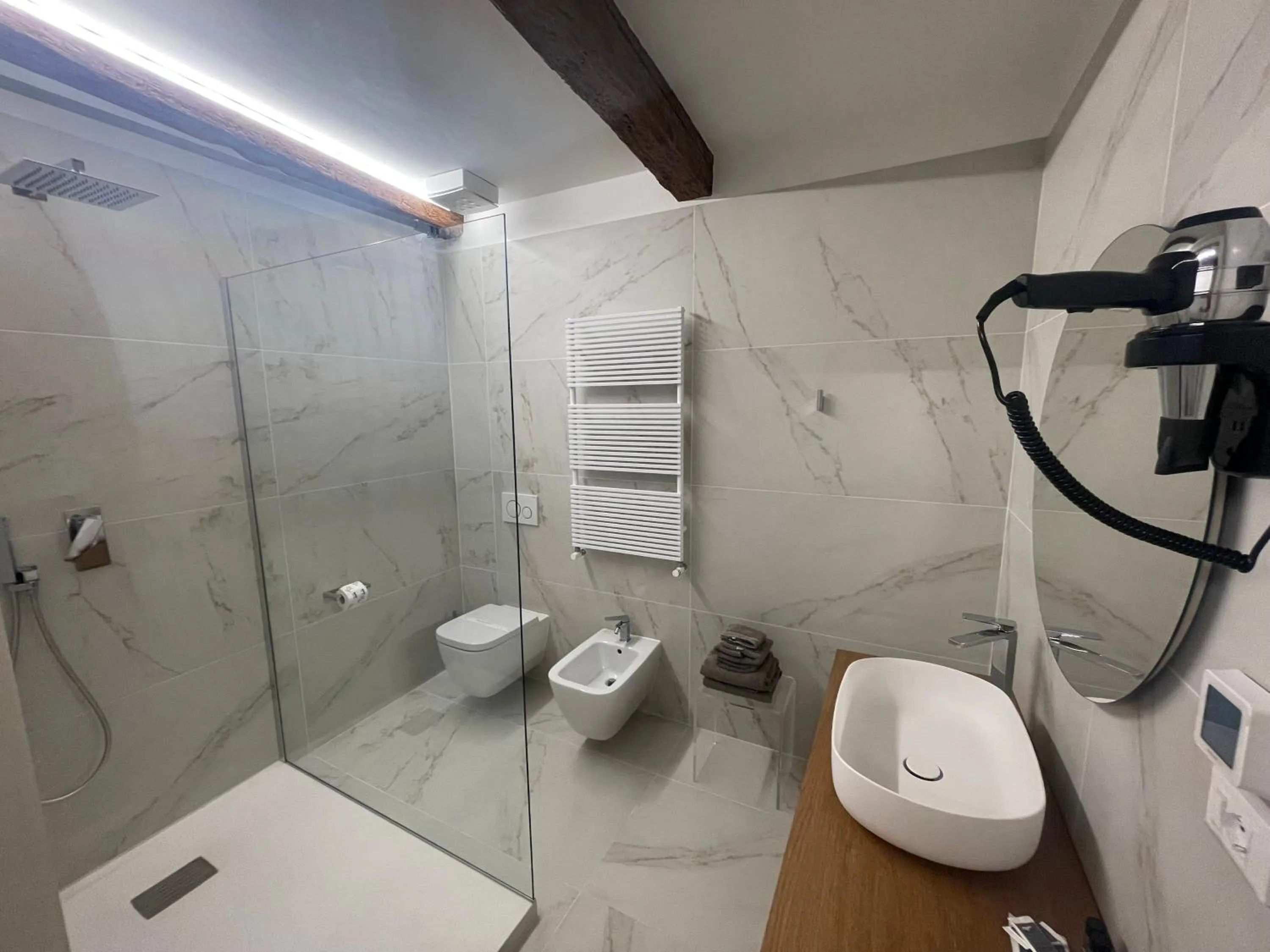 Shower in Albergo Marin