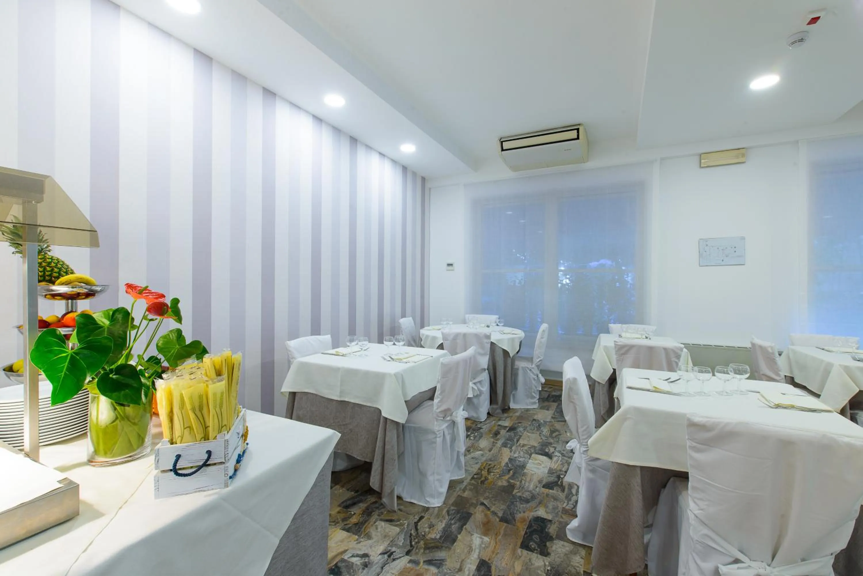 Restaurant/places to eat in Hotel Falco