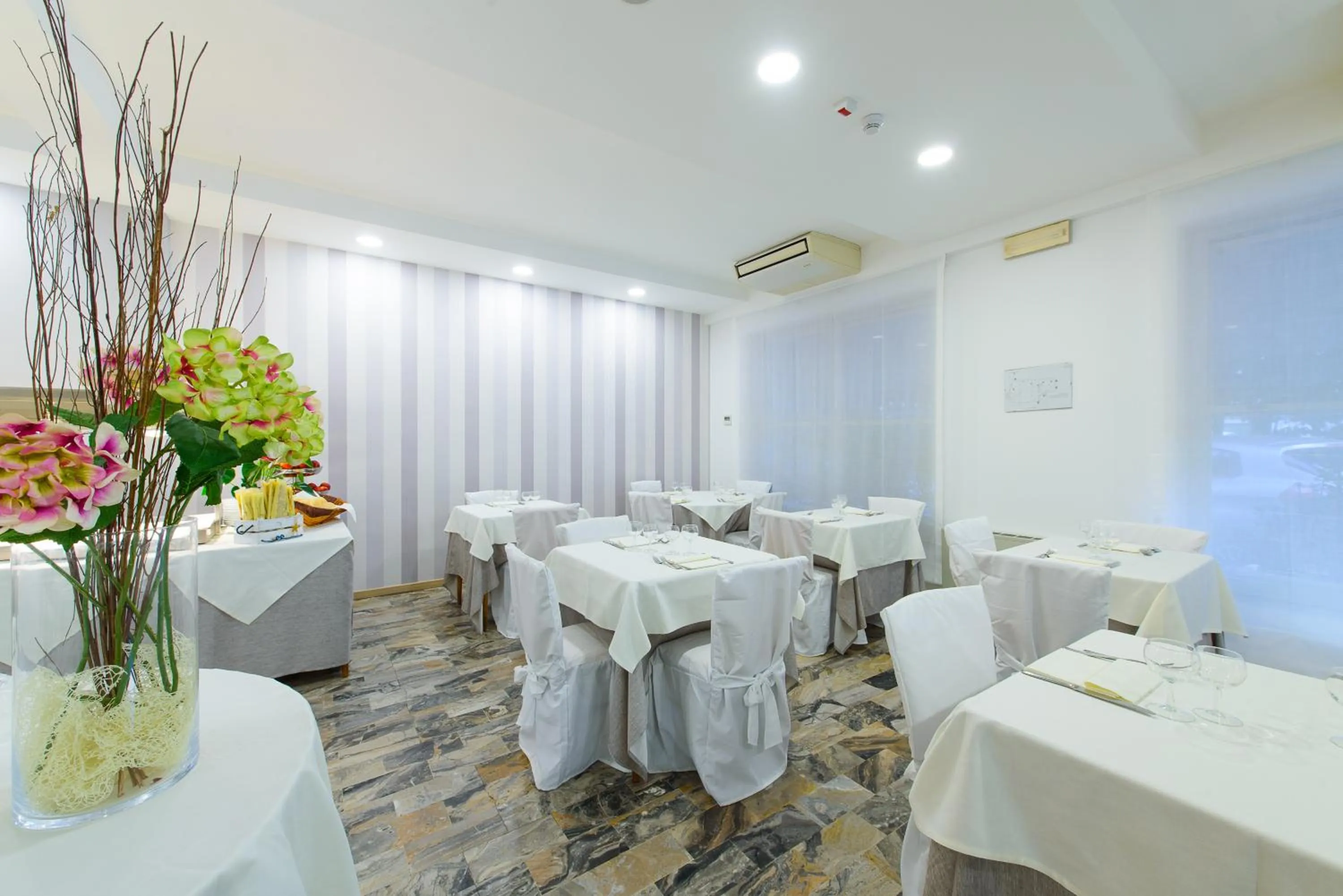 Restaurant/places to eat in Hotel Falco