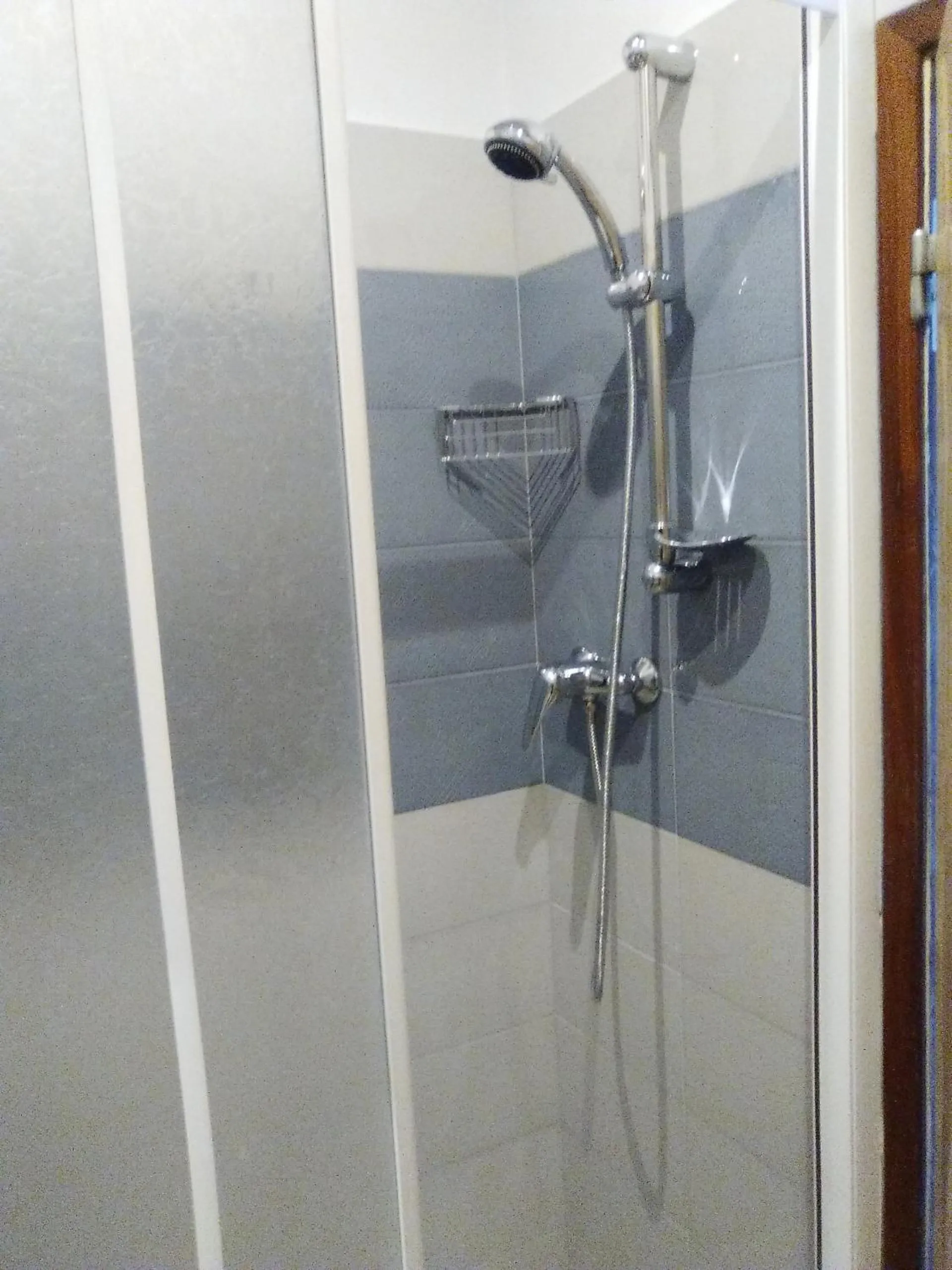 Shower in Hotel Falco