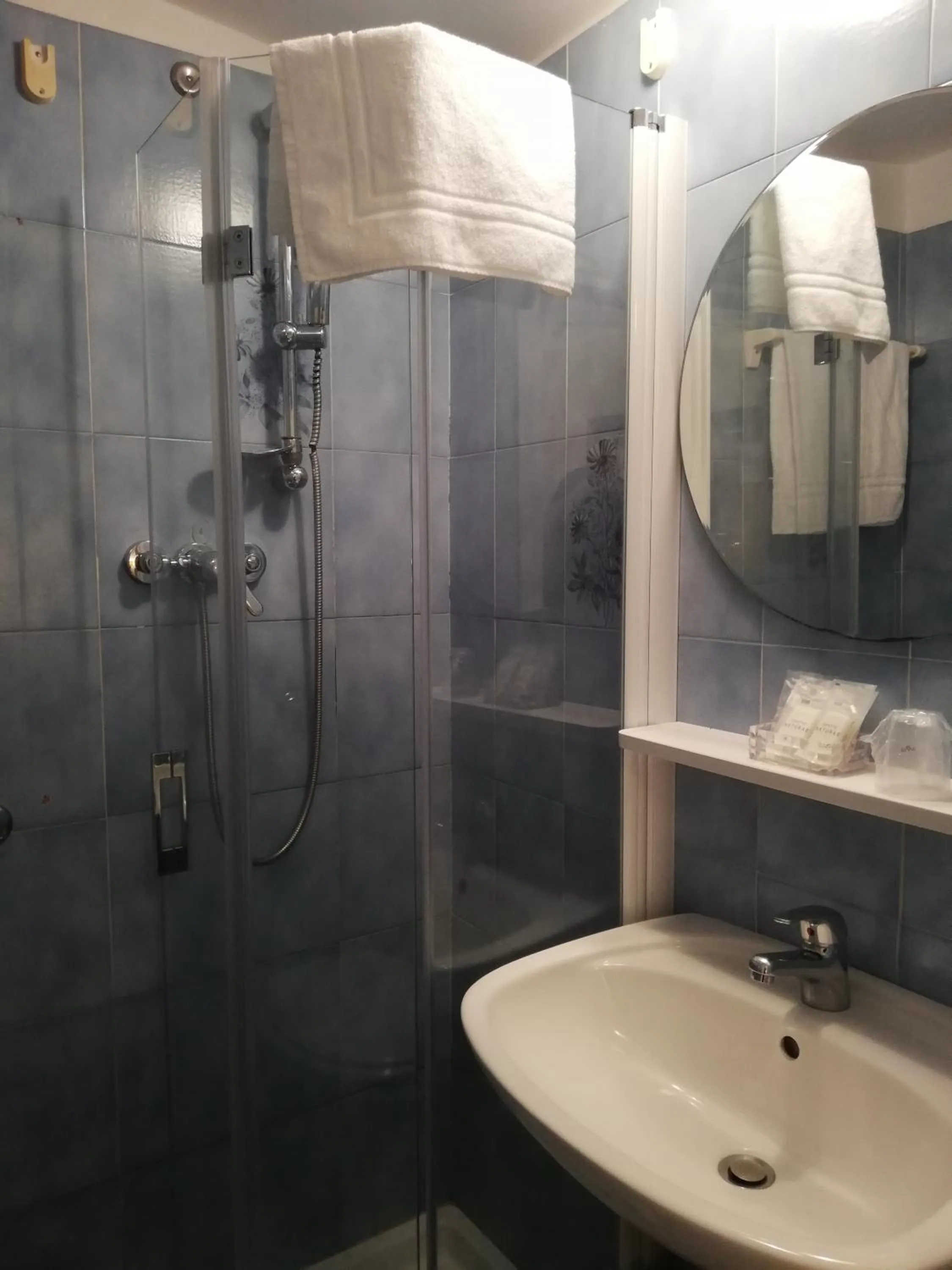 Bathroom in Hotel Falco