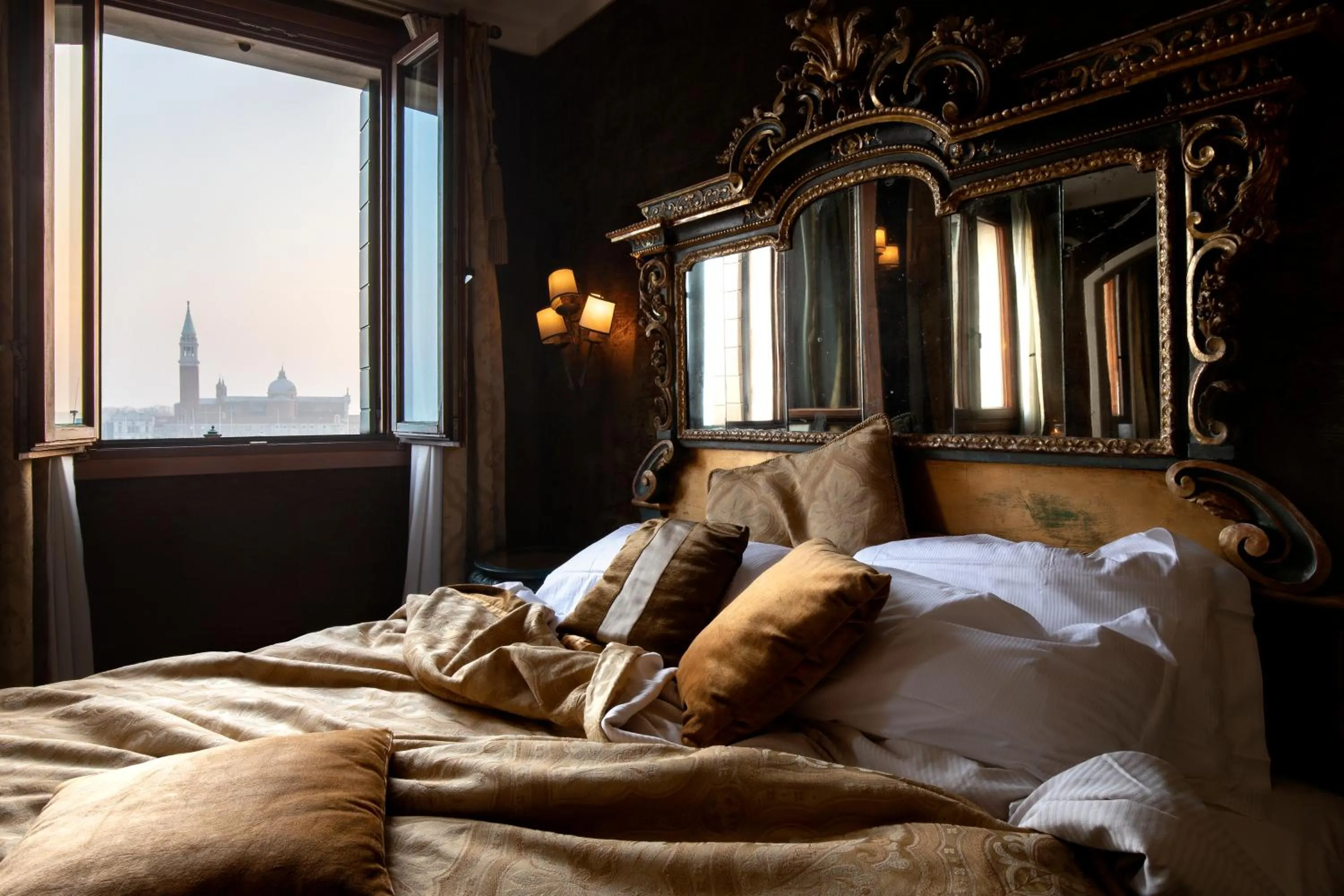 Sea view, Bed in Hotel Metropole Venezia