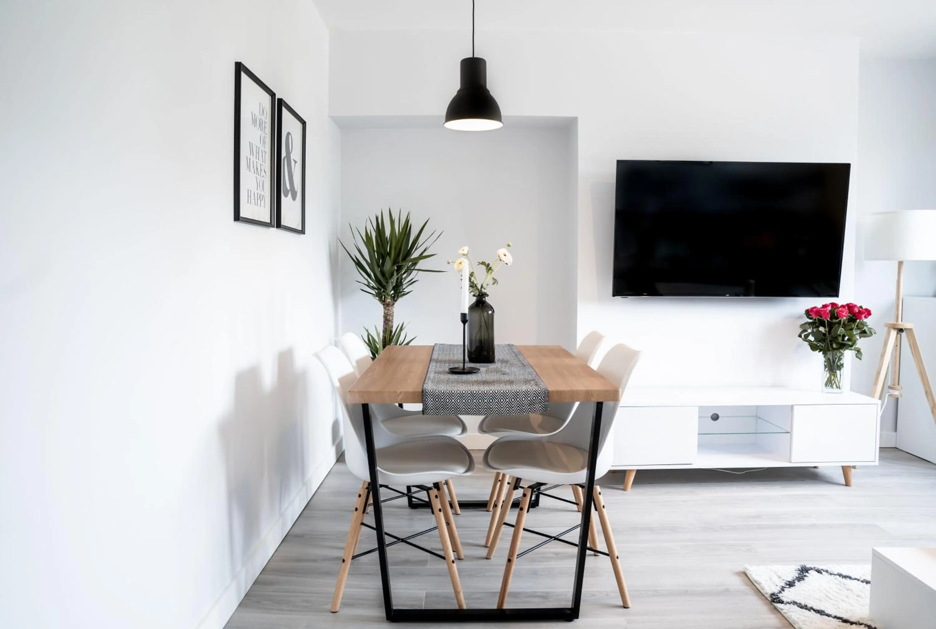 Luxurious Two Bedroom Apartment with Private Parking