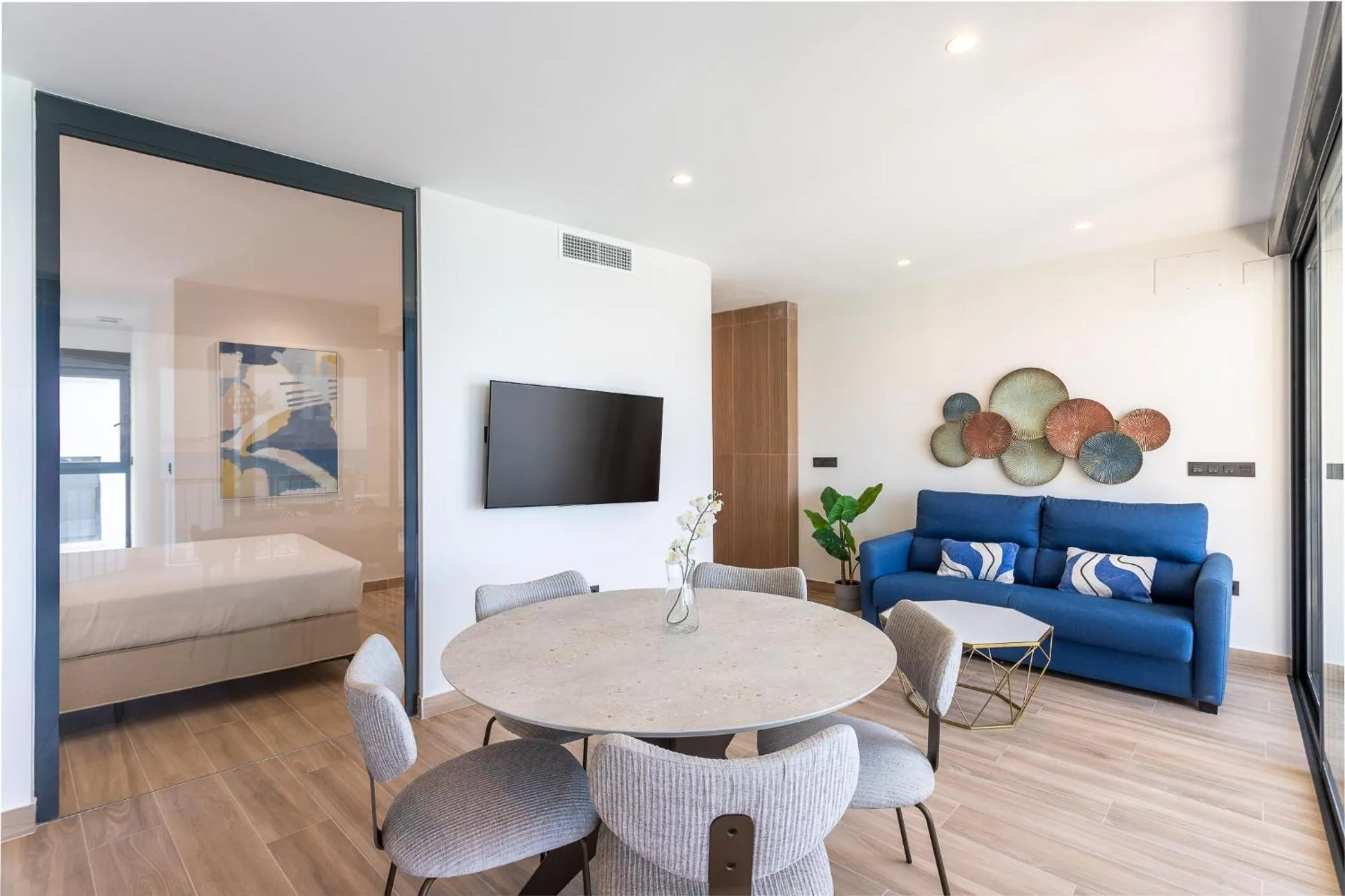 Communal lounge/ TV room, Bed in ARENAL SUITES BENIDORM