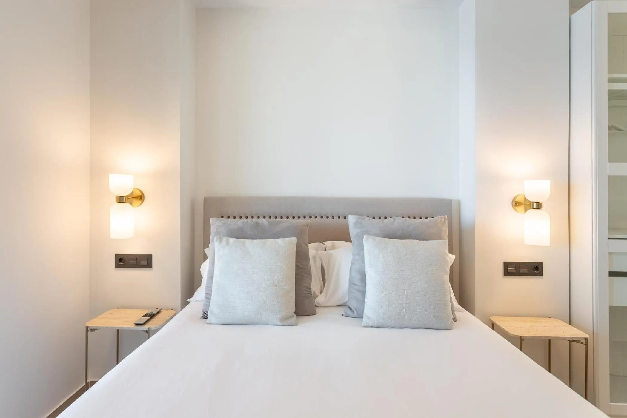 Photo of the whole room, Bed in ARENAL SUITES BENIDORM