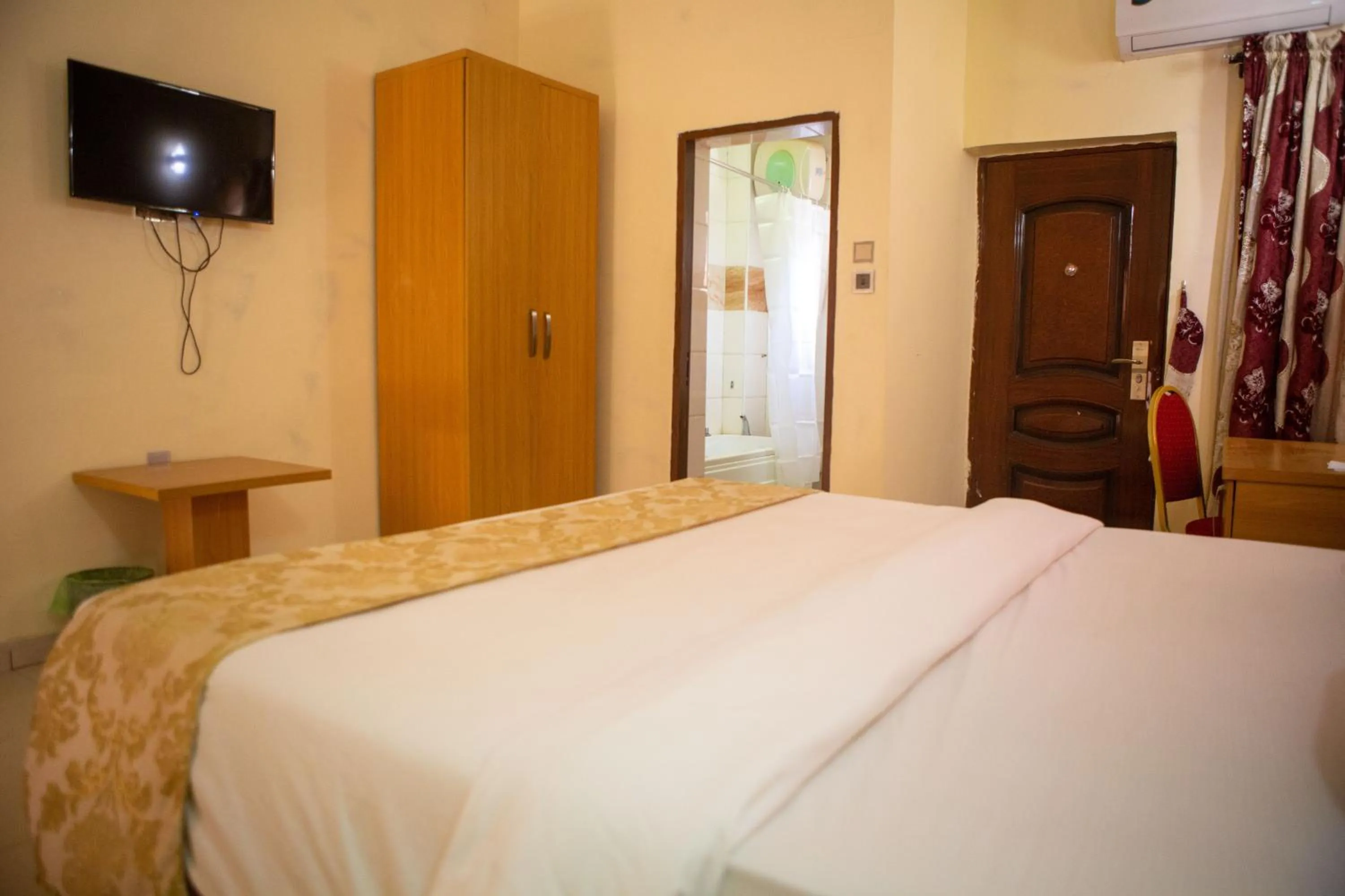 ROSES REGENCY HOTEL AND SUITES