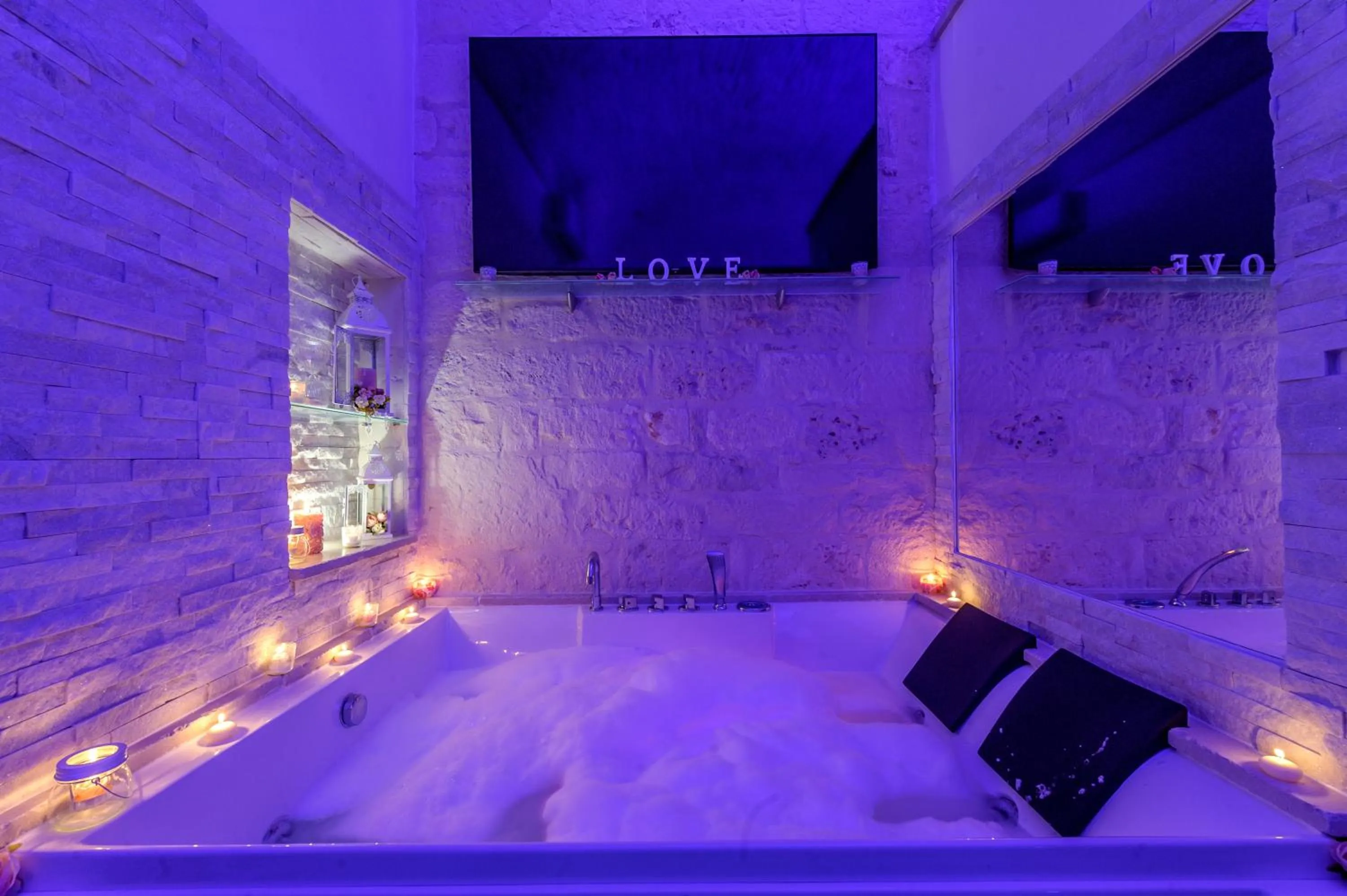 Hot Tub, Bed in Casa Deky