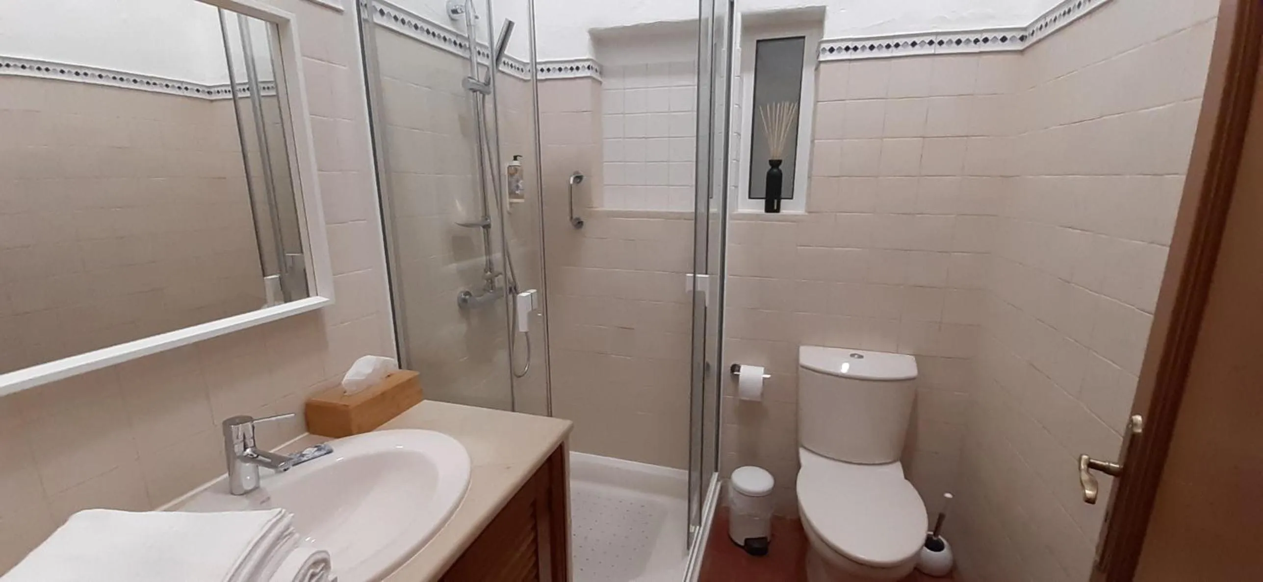 Bathroom in ApraHouseLoule Guesthouse