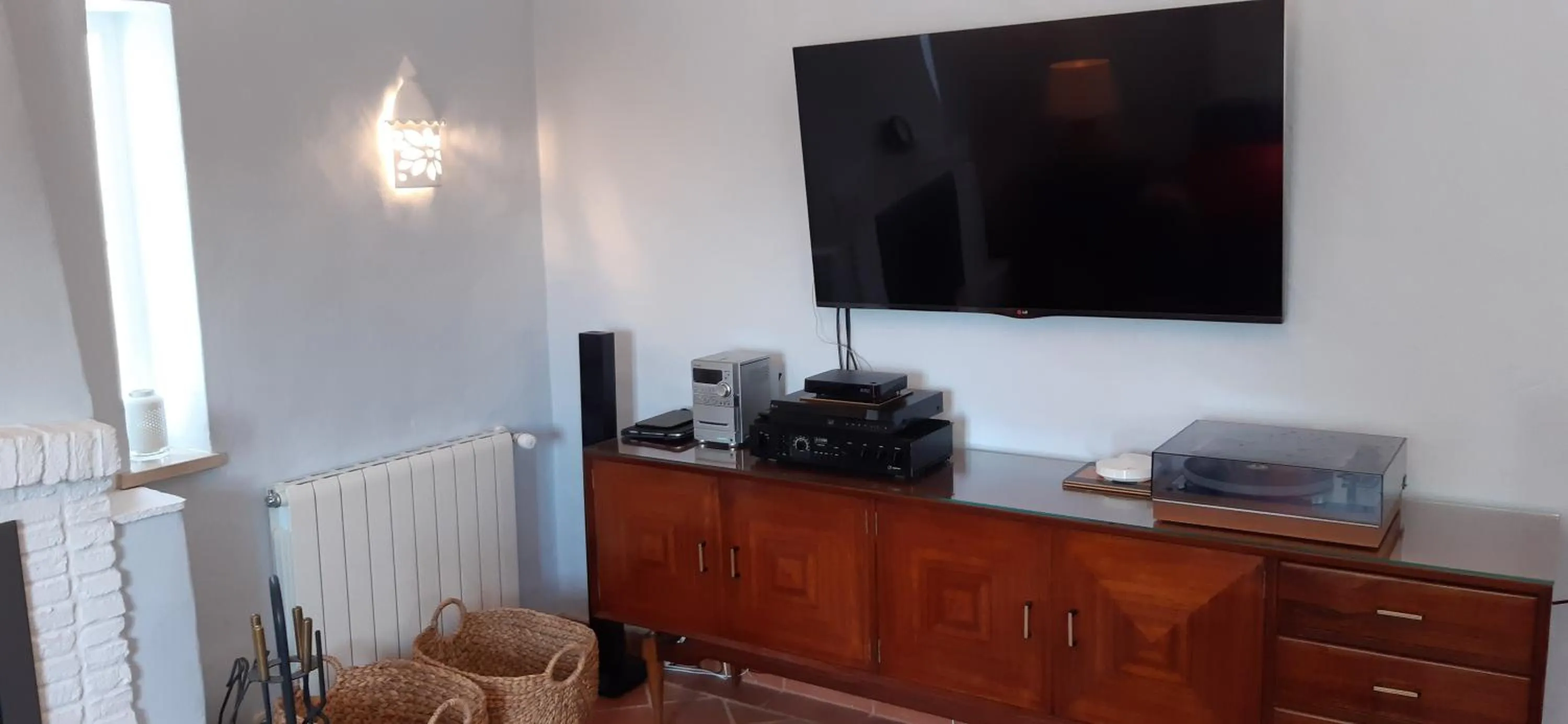 Communal lounge/ TV room in ApraHouseLoule Guesthouse