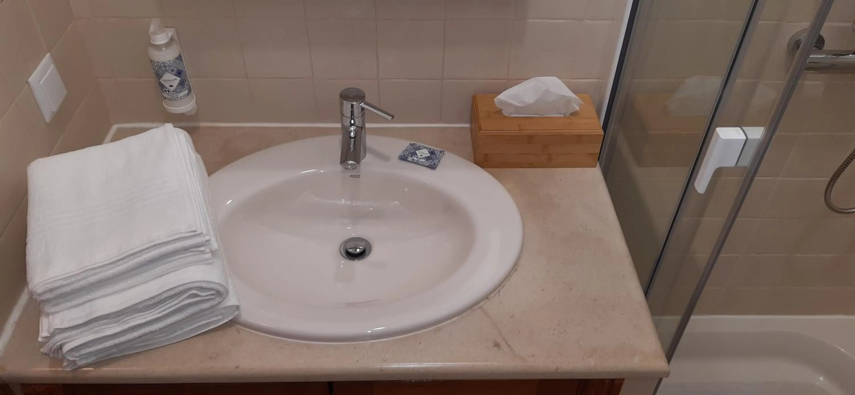 Bathroom in ApraHouseLoule Guesthouse