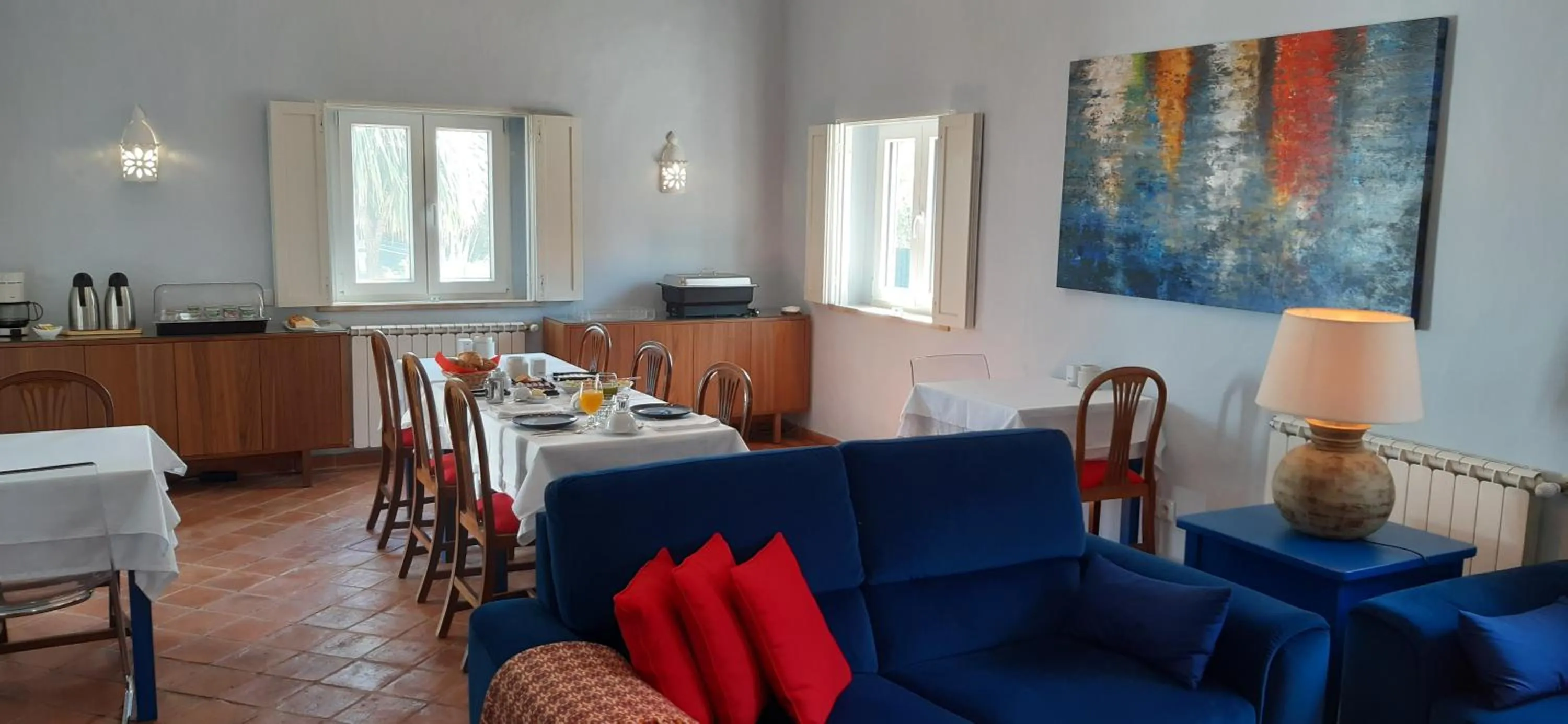 Dining area in ApraHouseLoule Guesthouse