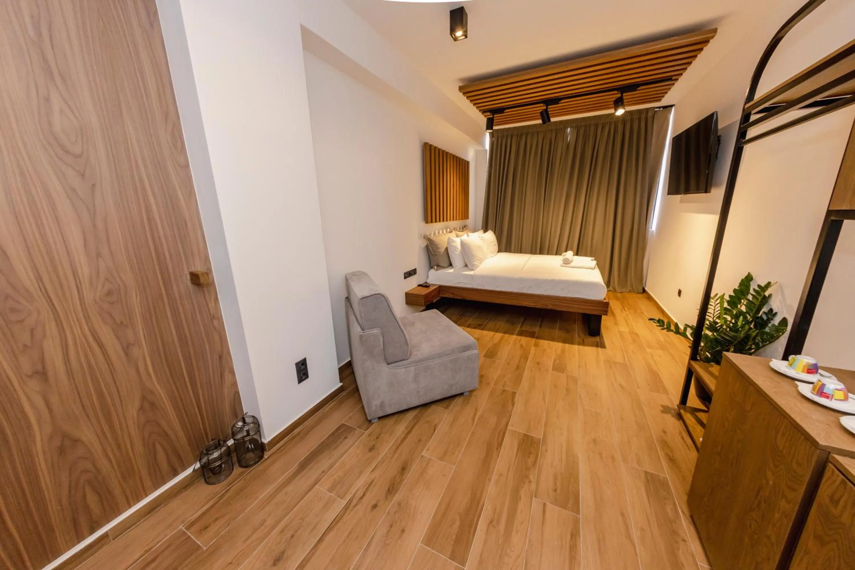 Centrally Stylish Suite by Acropolis