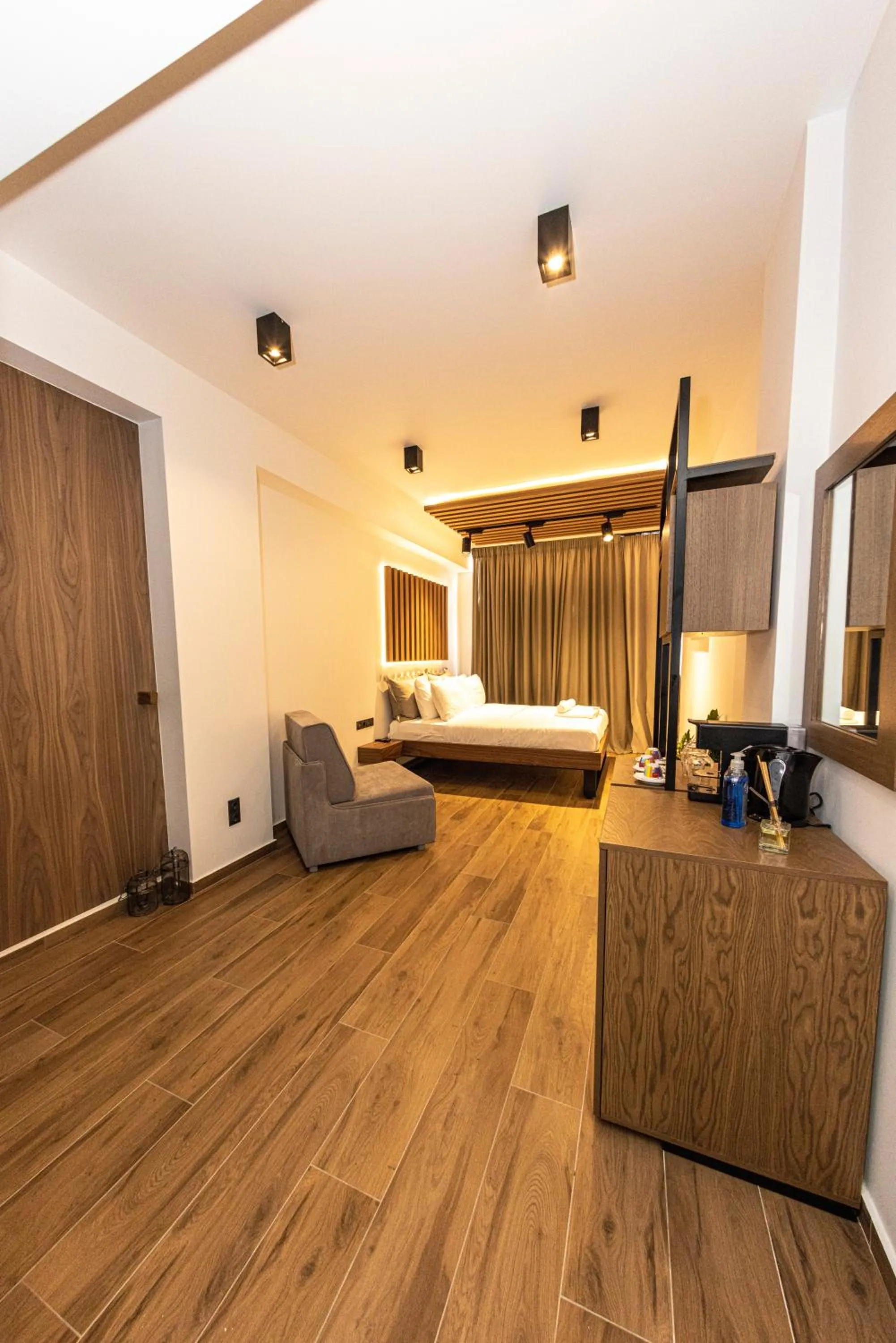 Centrally Stylish Suite by Acropolis