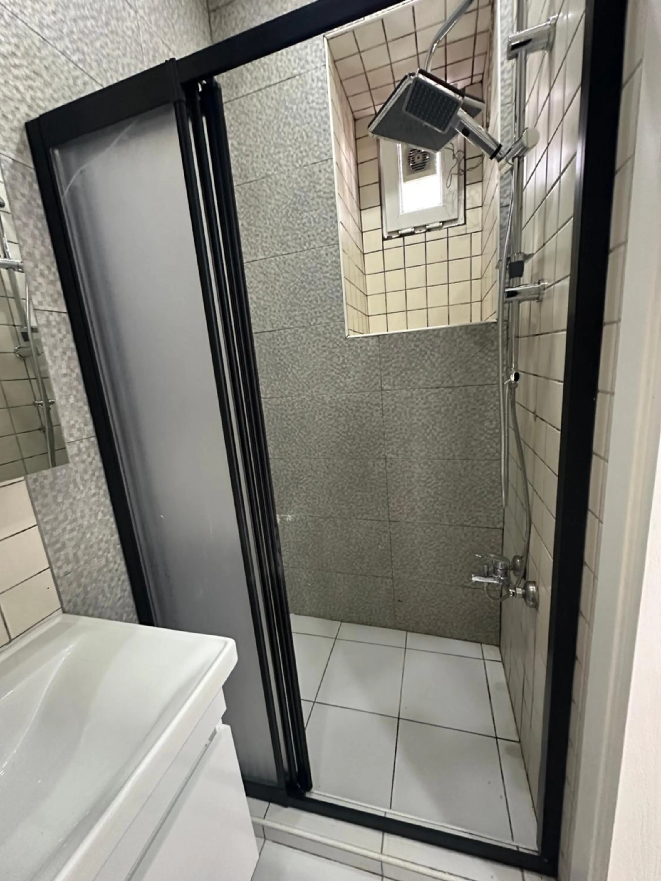 Shower in Taksim Story Residence
