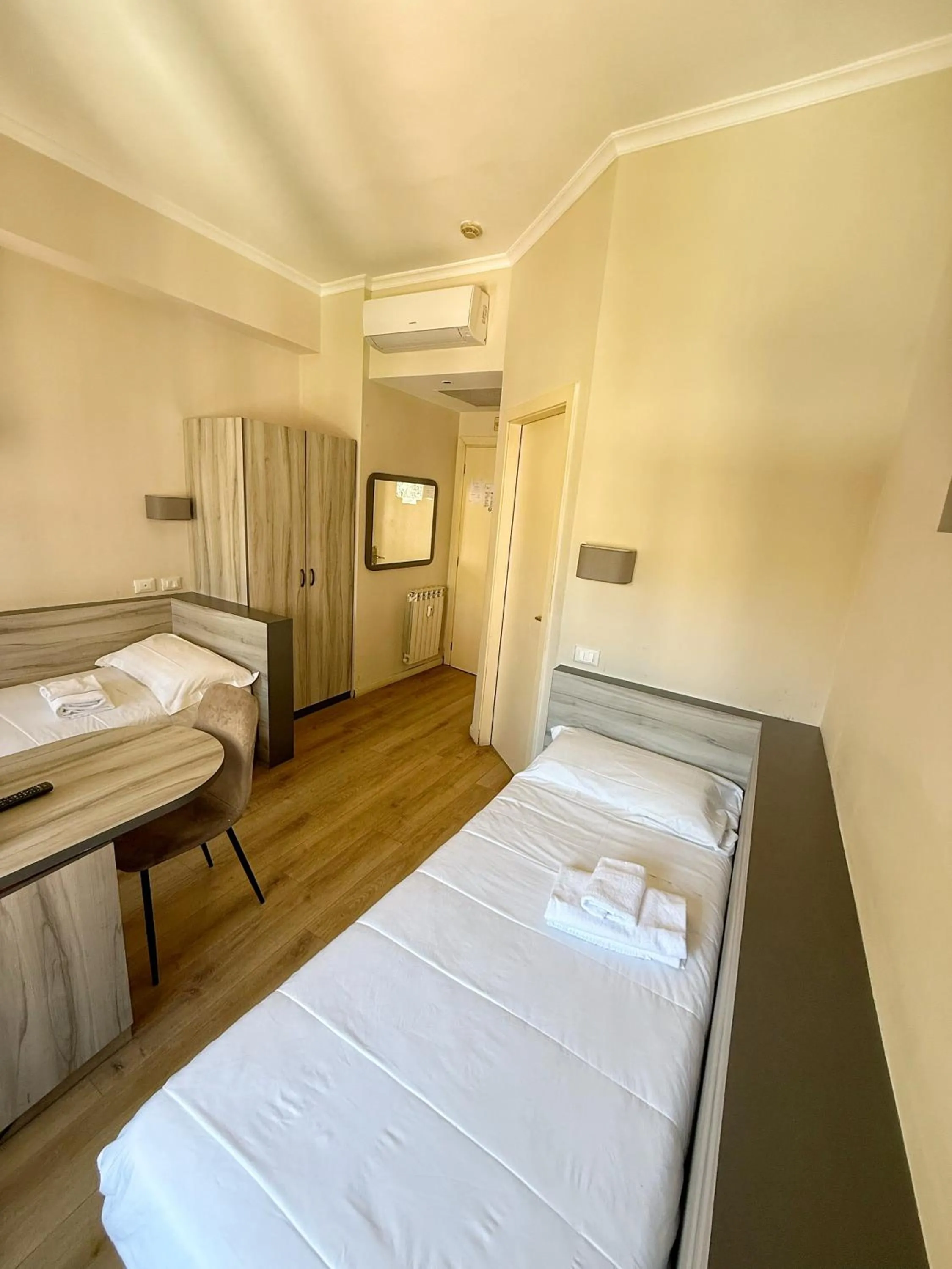 wardrobe, Bed in Hotel Laura