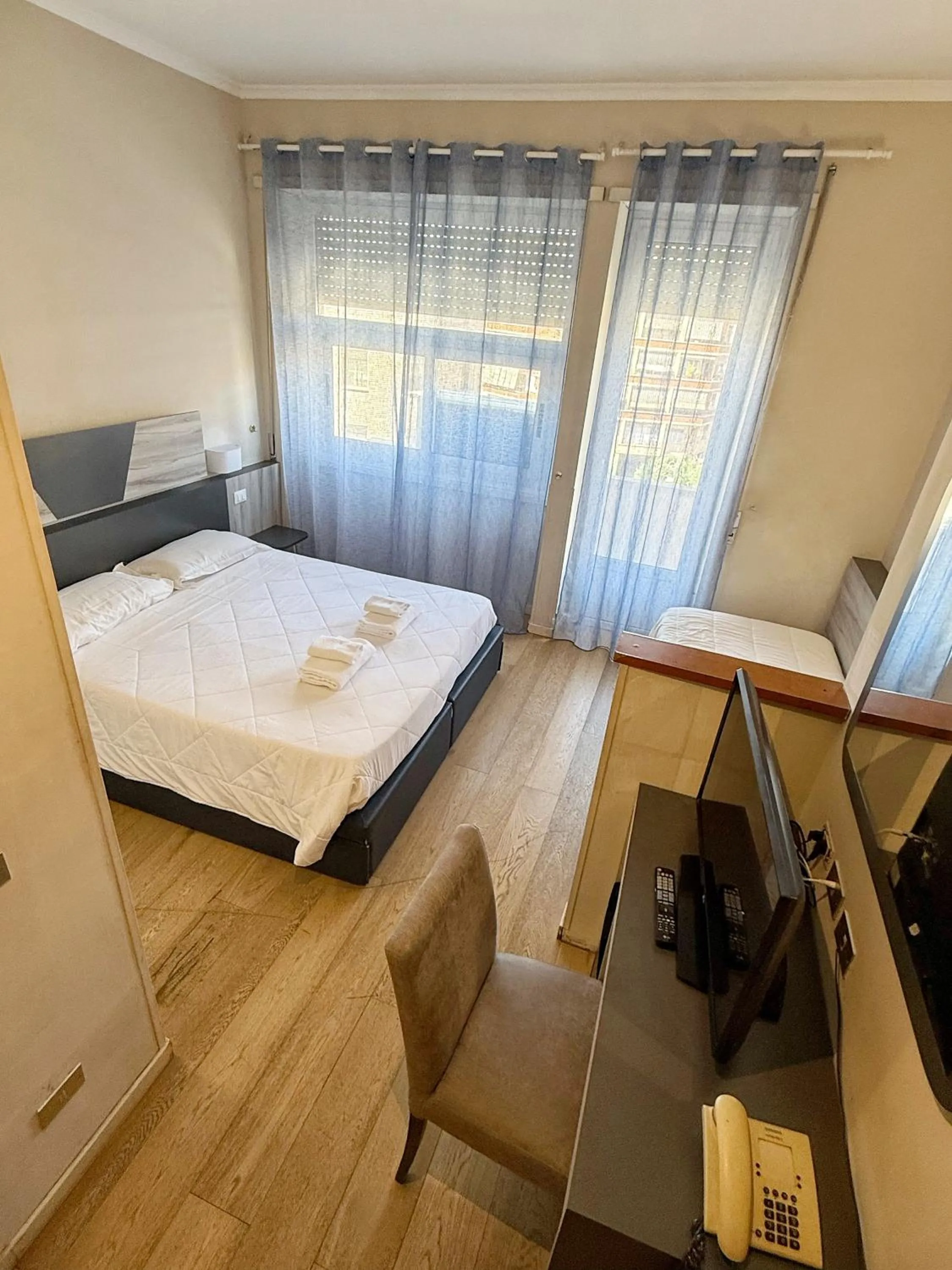 Property building, Bed in Hotel Laura