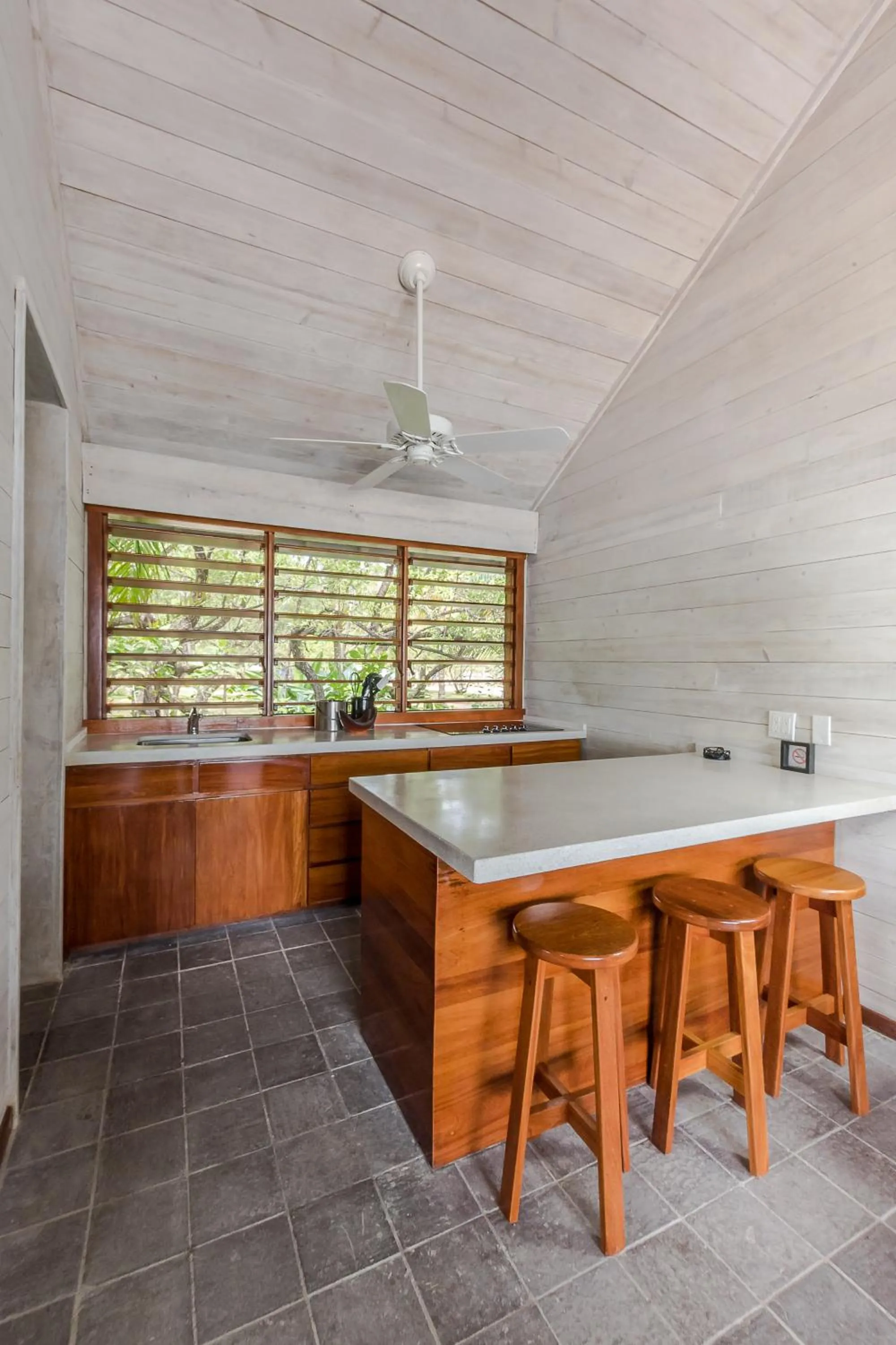 Kitchen or kitchenette in Barefoot Cay Resort