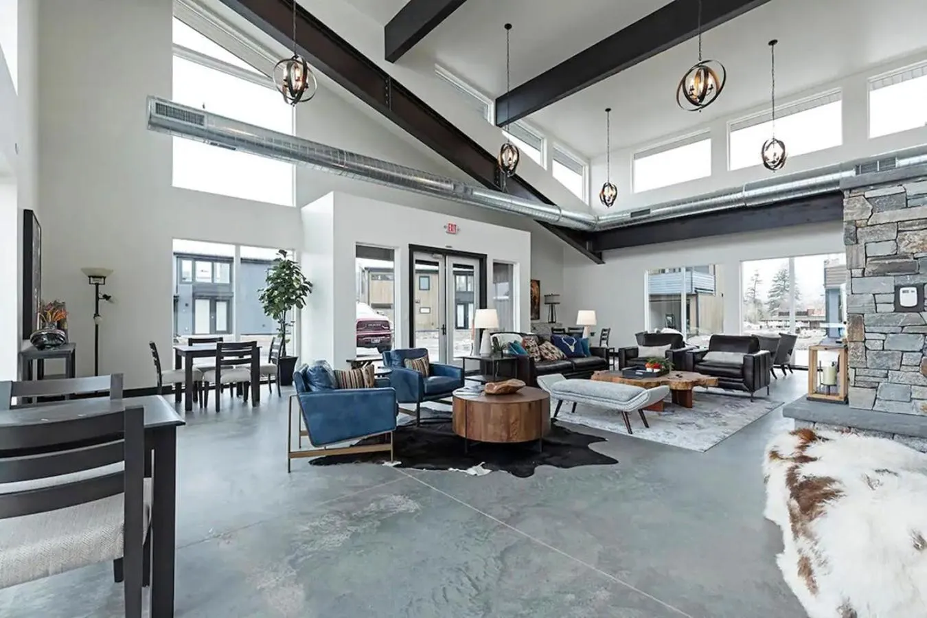 Communal lounge/ TV room in LUX Modern Chalet, Pool & Hot Tub, 10 Mins to the Mountain & Incredible Views