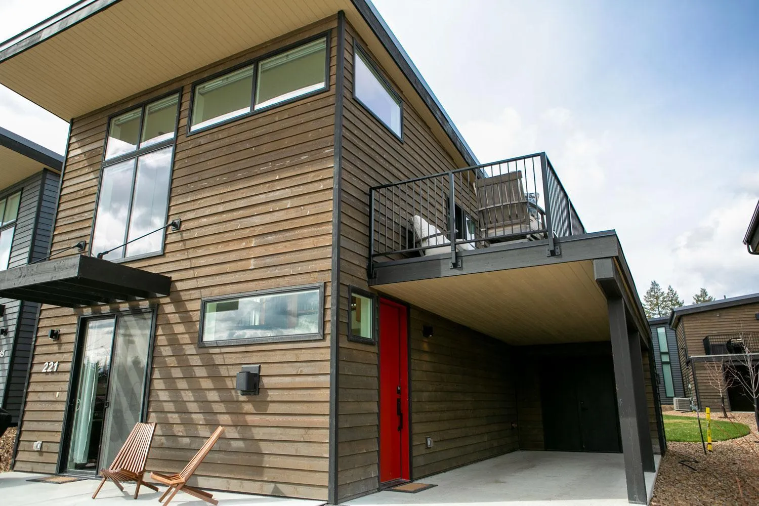 Parking in LUX Modern Chalet, Pool & Hot Tub, 10 Mins to the Mountain & Incredible Views