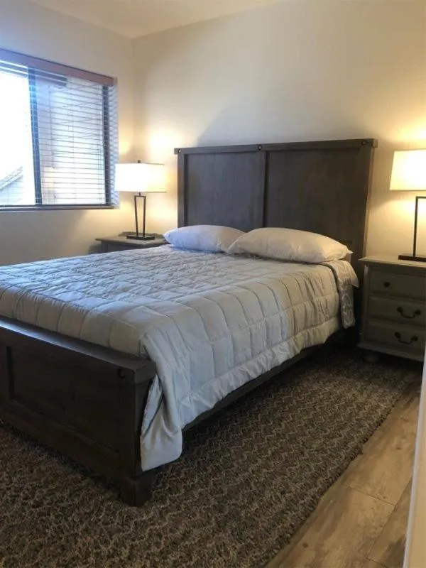 Bedroom, Bed in Rr-edgewater04