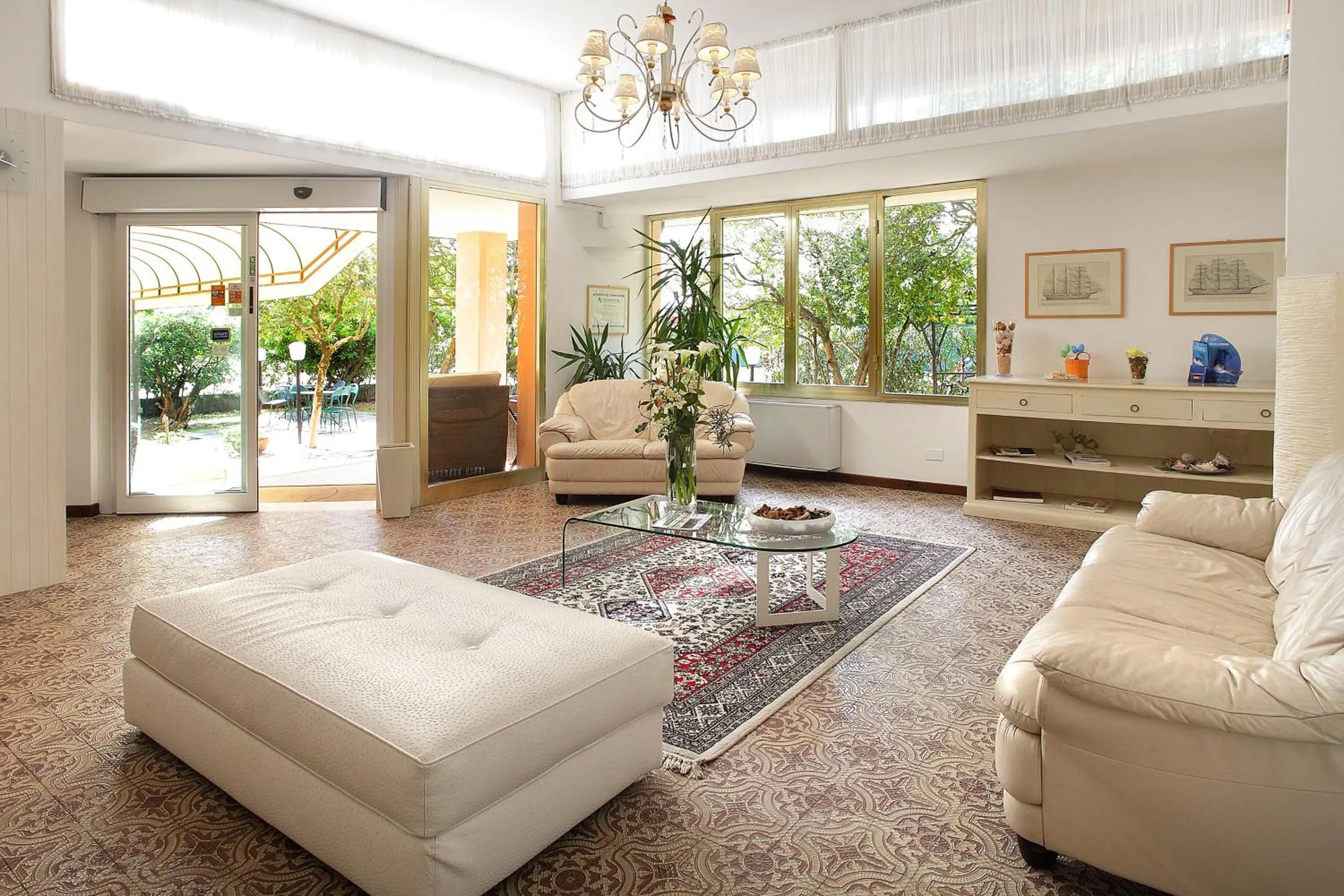 Communal lounge/ TV room in Arianna Hotel