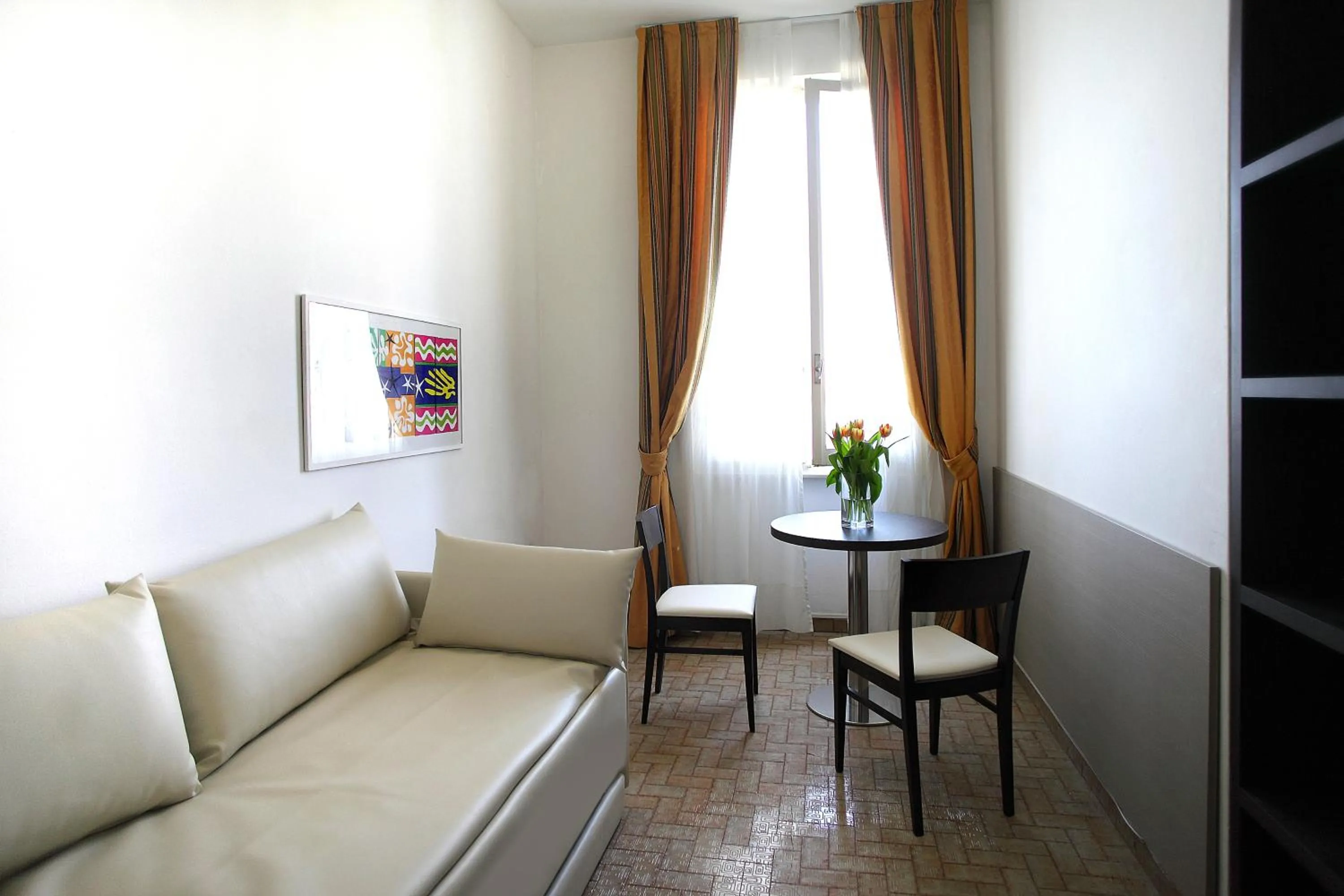 Seating area in Arianna Hotel